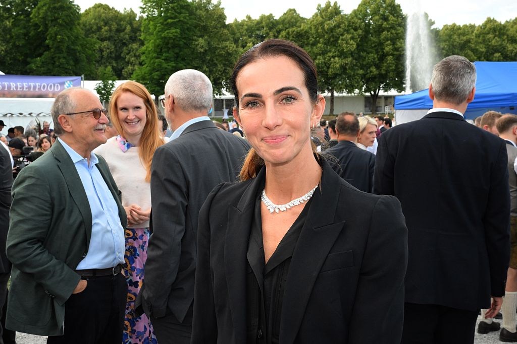 21. Juli 2026, Bayern, Oberschleißheim: Die Reiterin Lisa Müller steht während des Sommerempfangs des Bayerischen Landtags im Garten des Neuen Schlosses in Schleißheim | Quelle: Getty Images