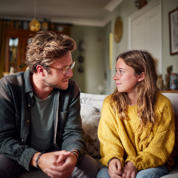Ein Vater im Gespräch mit seiner Teenager-Tochter | Quelle: Midjourney