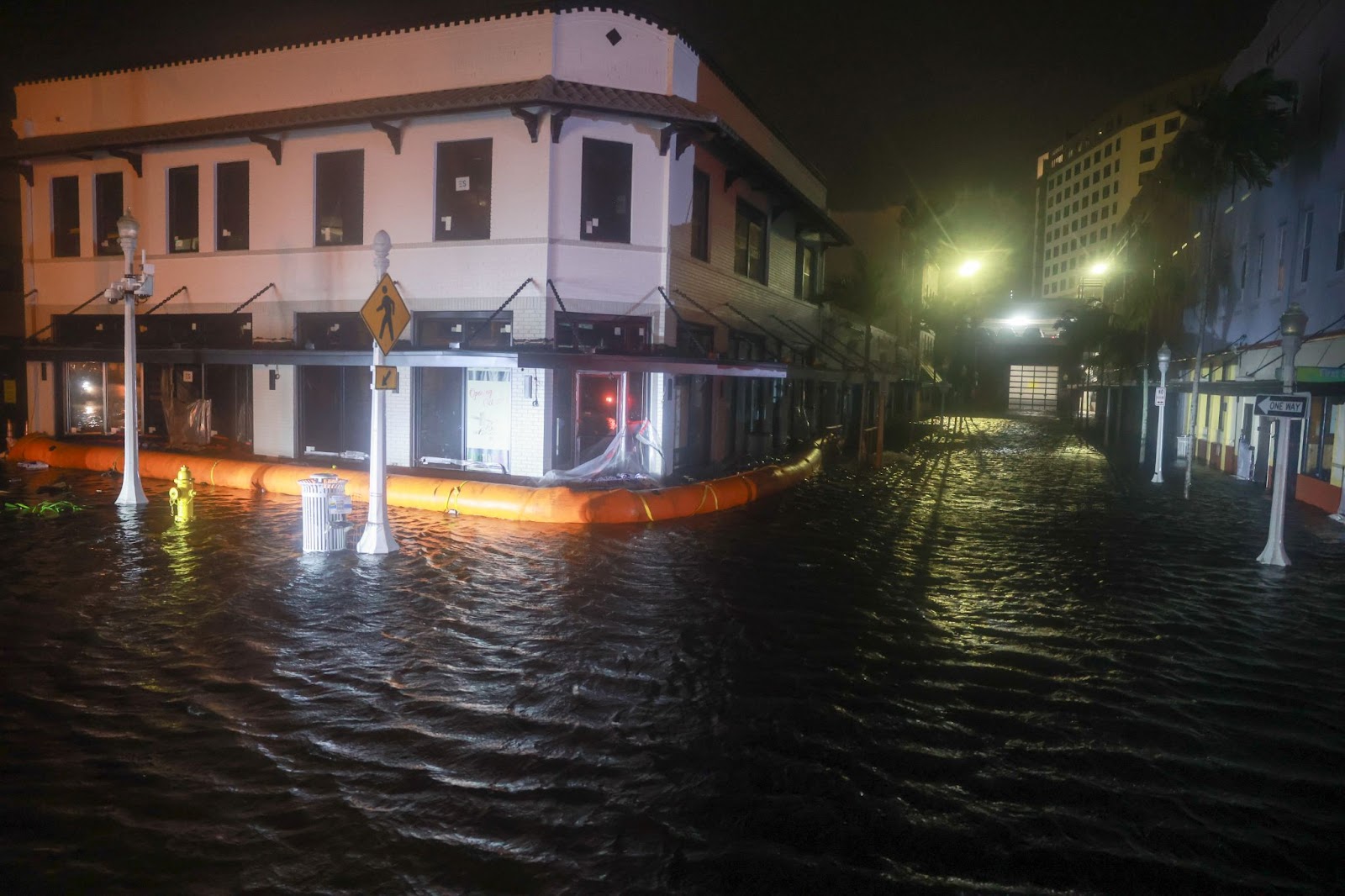 Überschwemmungen überfluten die Straße, nachdem der Hurrikan Milton am 9. Oktober 2024 in Fort Myers, Florida, in der Gegend von Sarasota an Land gegangen ist. | Quelle: Getty Images