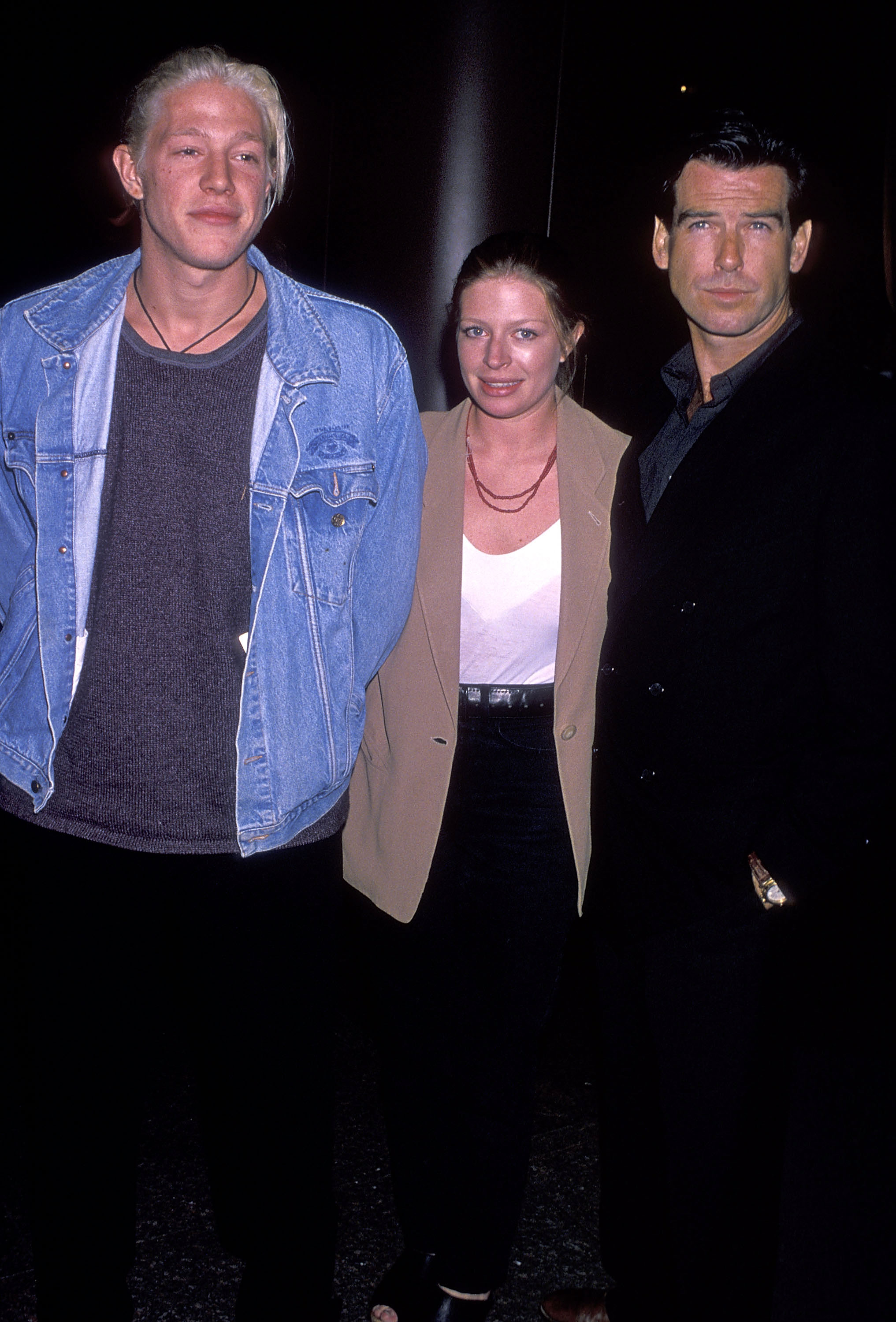 Christopher, Charlotte und Pierce Brosnan bei der Premiere von "Love Affair" am 13. Oktober 1994 in West Hollywood, Kalifornien. | Quelle: Getty Images