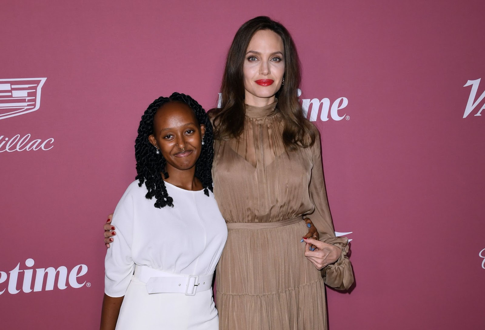 Zahara und Angelina Jolie bei der Variety's Power of Women Veranstaltung am 30. September 2021 in Beverly Hills, Kalifornien. | Quelle: Getty Images