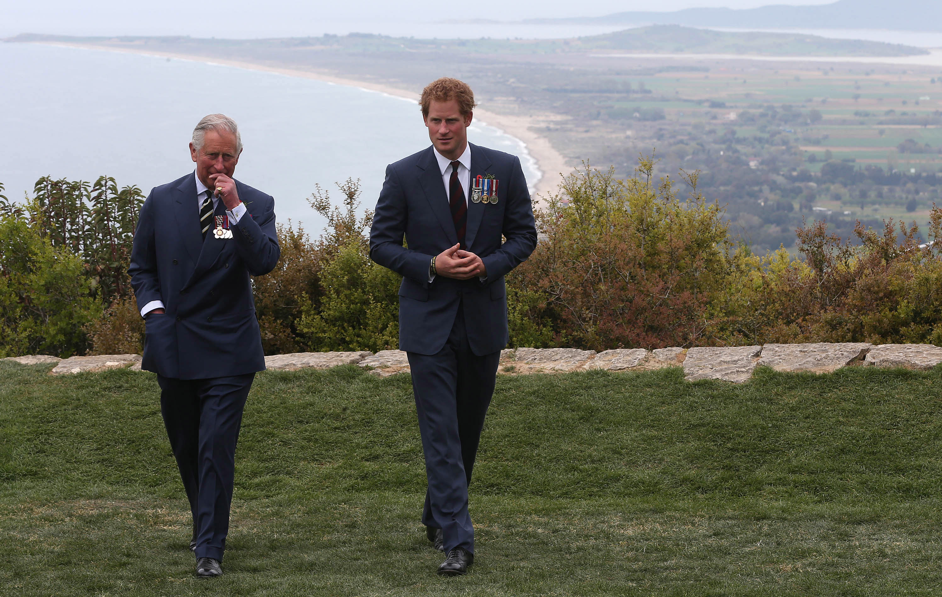 König Charles III. und Prinz Harry unterhalten sich während der Veranstaltung zum 100. Jahrestag der Schlacht von Gallipoli in Gallipoli, Türkei am 25. April 2015 | Quelle: Getty Images