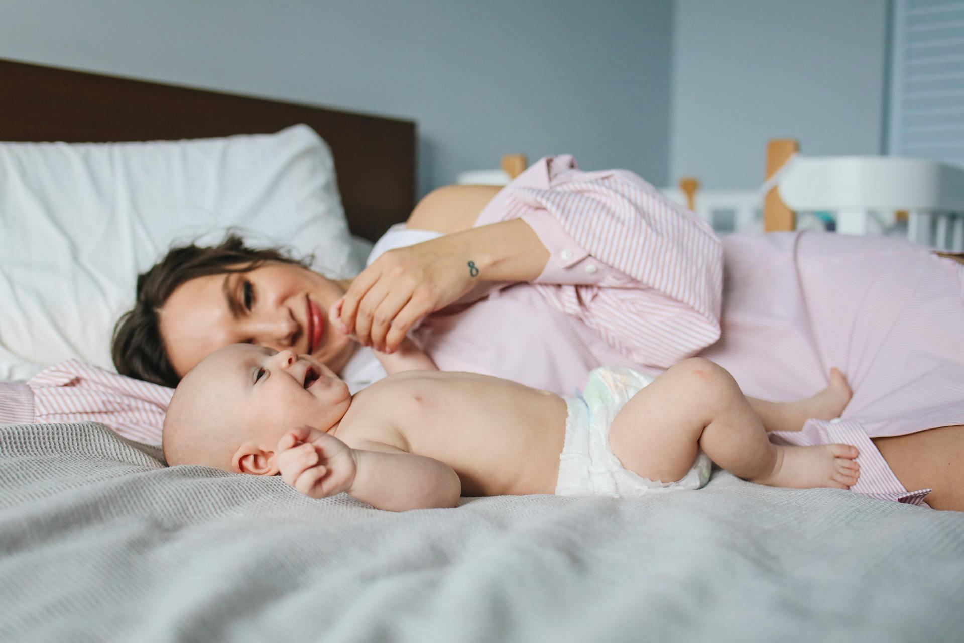 Eine Frau, die ein Baby kuschelt | Quelle: Pexels