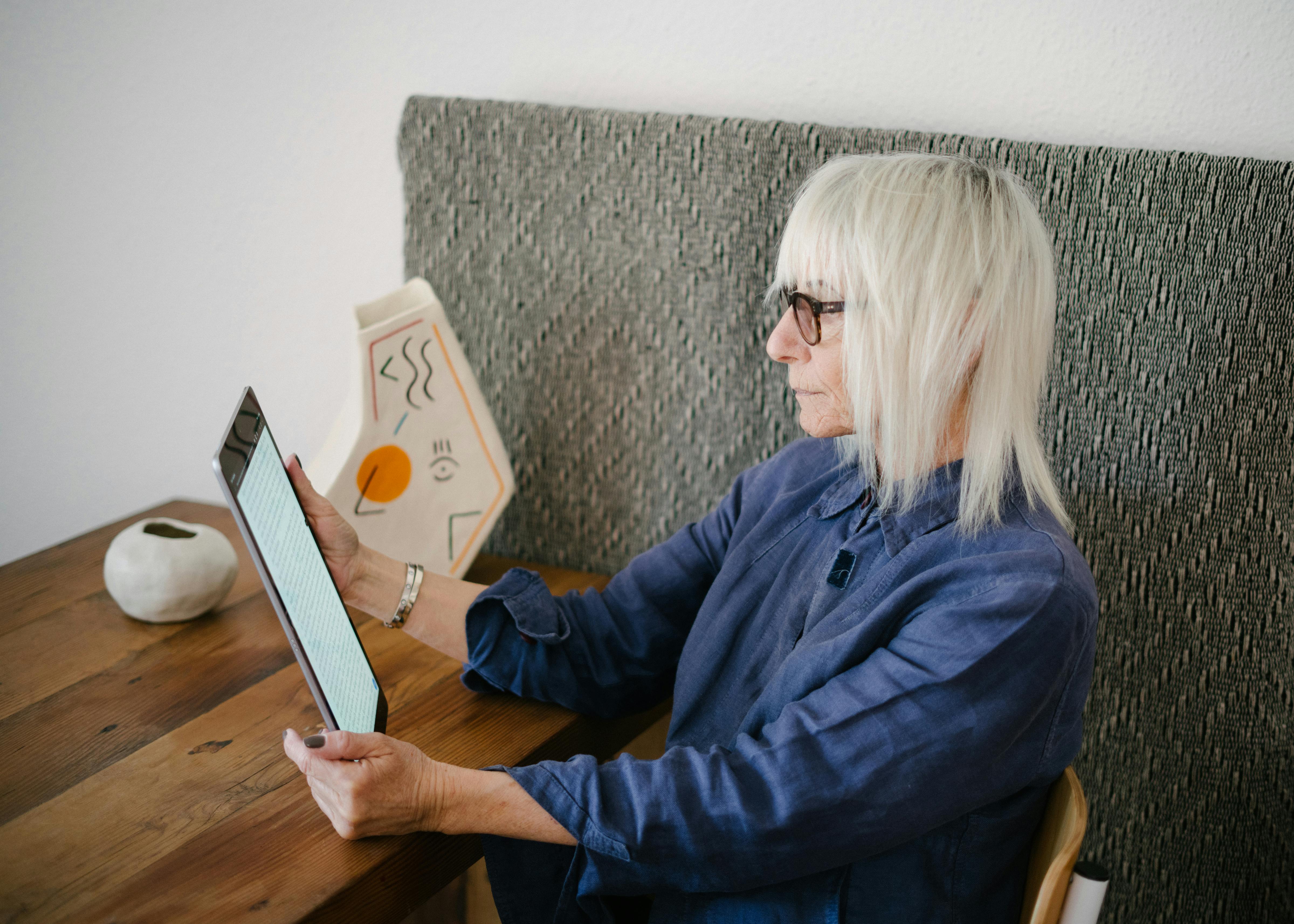 Ältere Frau liest auf einem Tablet | Quelle: Pexels