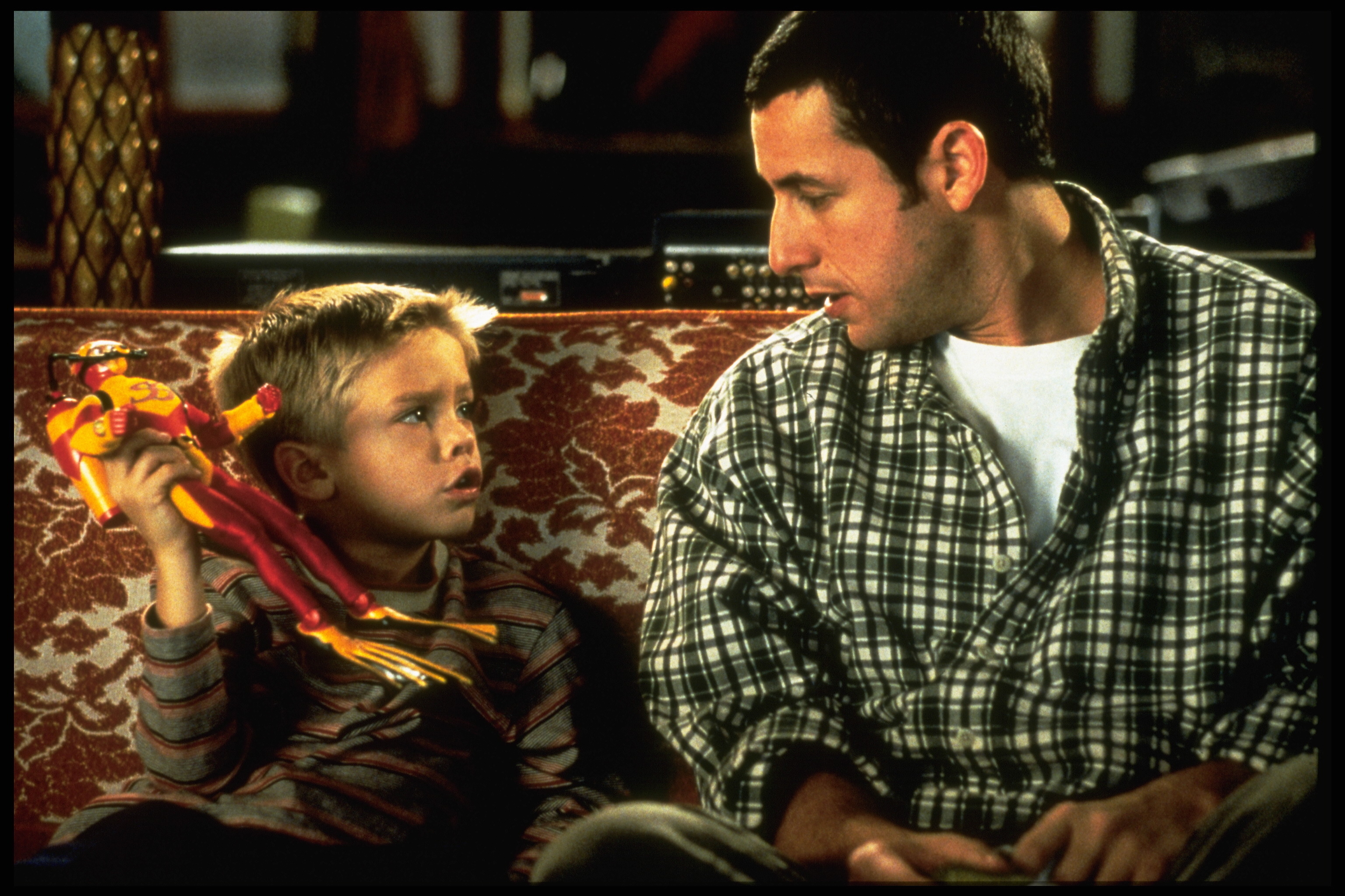 Cole oder Dylan Sprouse und Adam Sandler beim Drehen einer Szene in "Big Daddy" im Jahr 1999. | Quelle: Getty Images