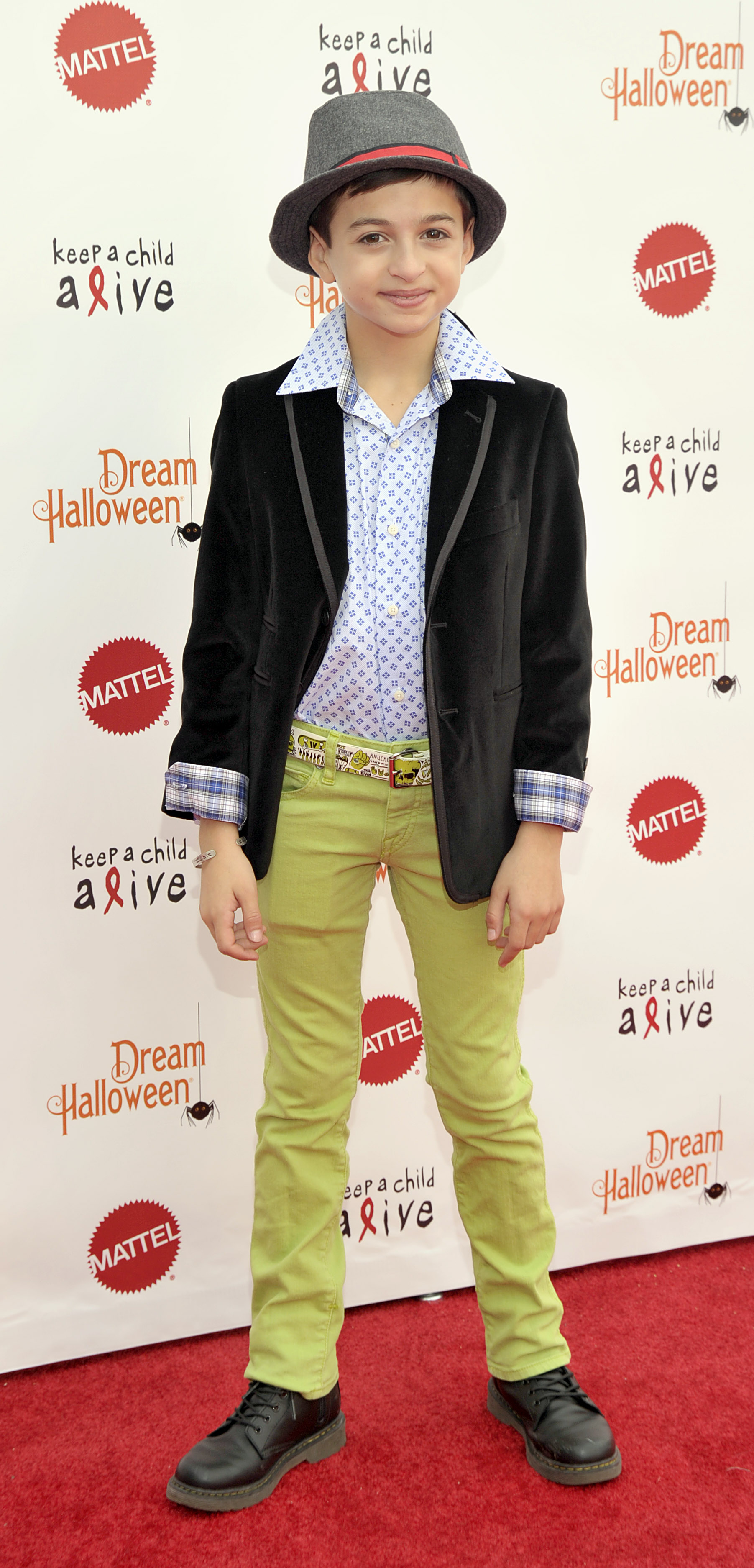 Sie nimmt an der 20. jährlichen „Dream Halloween“-Veranstaltung von „Keep a Child Alive“ im Barker Hangar in Santa Monica, Kalifornien, teil und trägt dabei einen grauen Fedora, einen schwarzen Blazer, ein gemustertes blaues Hemd, hellgrüne Hosen und schwarze Stiefel. | Quelle: Getty Images