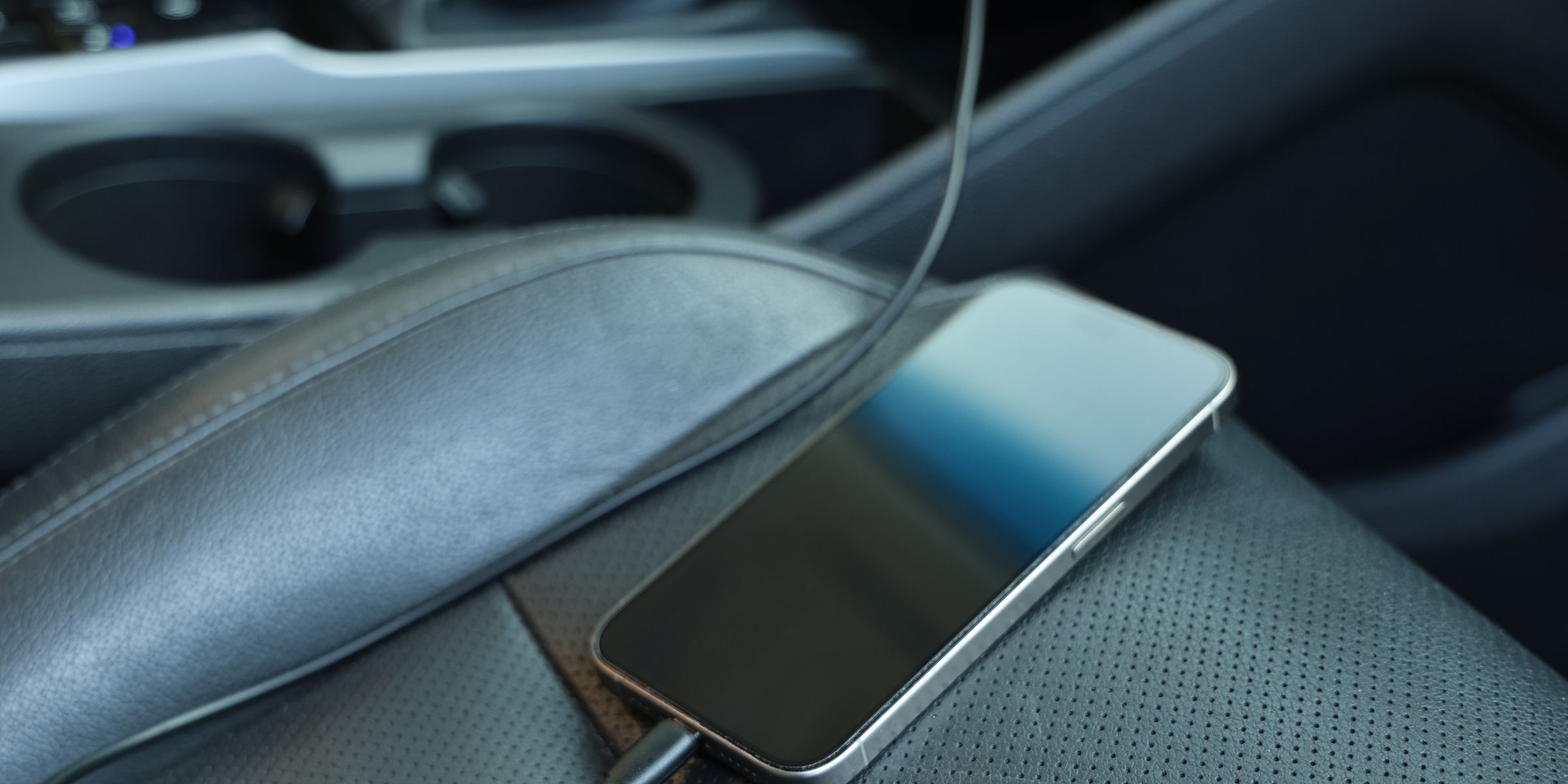 Smartphone im Auto | Quelle: Pexels