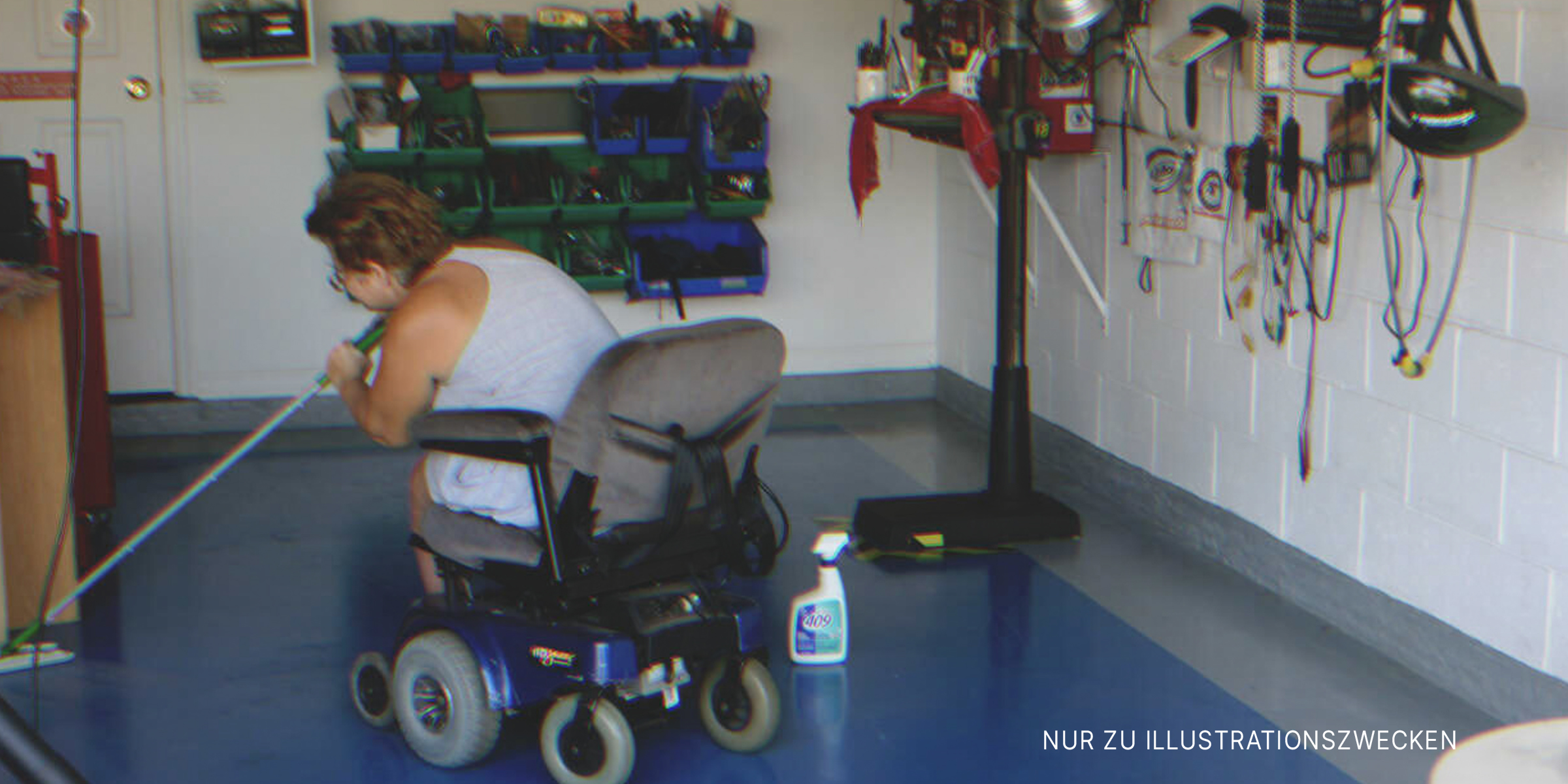 Eine Frau im Rollstuhl putzt den Boden. | Quelle: Flickr