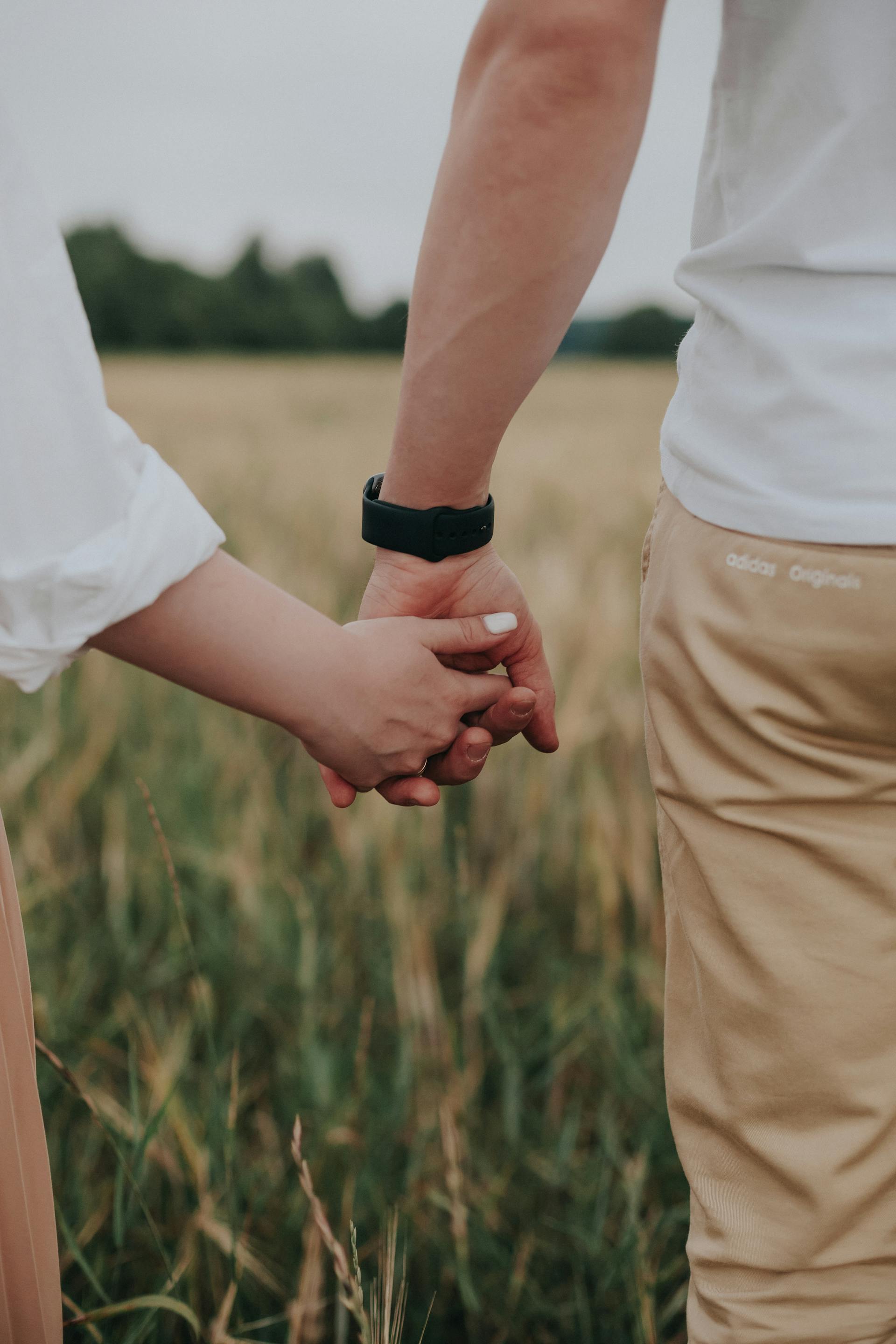 Ein händchenhaltendes Paar | Quelle: Pexels