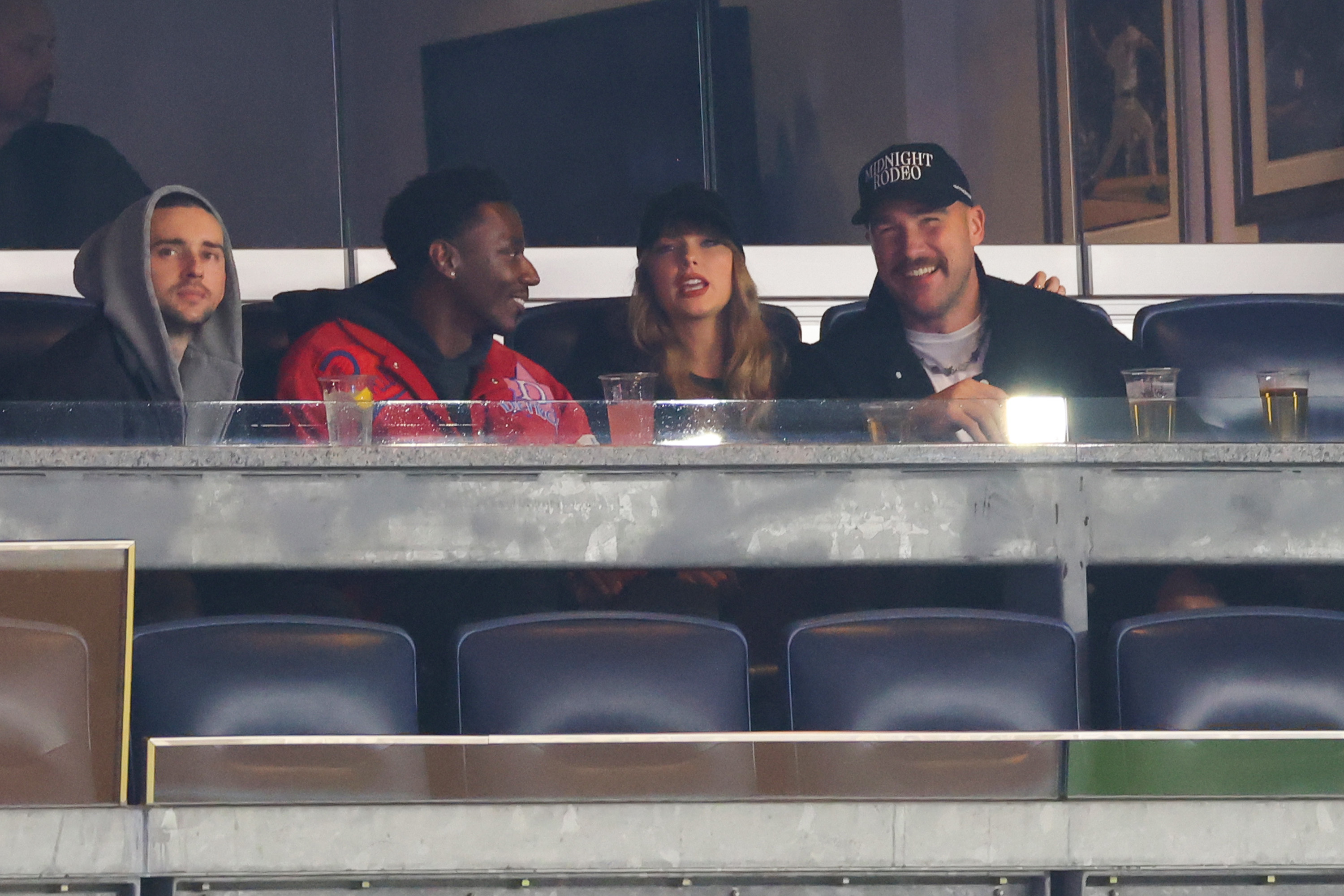 Jerrod Carmichael, Taylor Swift und Travis Kelce besuchen Spiel eins der American League Championship Series im Yankee Stadium am 14. Oktober 2024 in New York City | Quelle: Getty Images