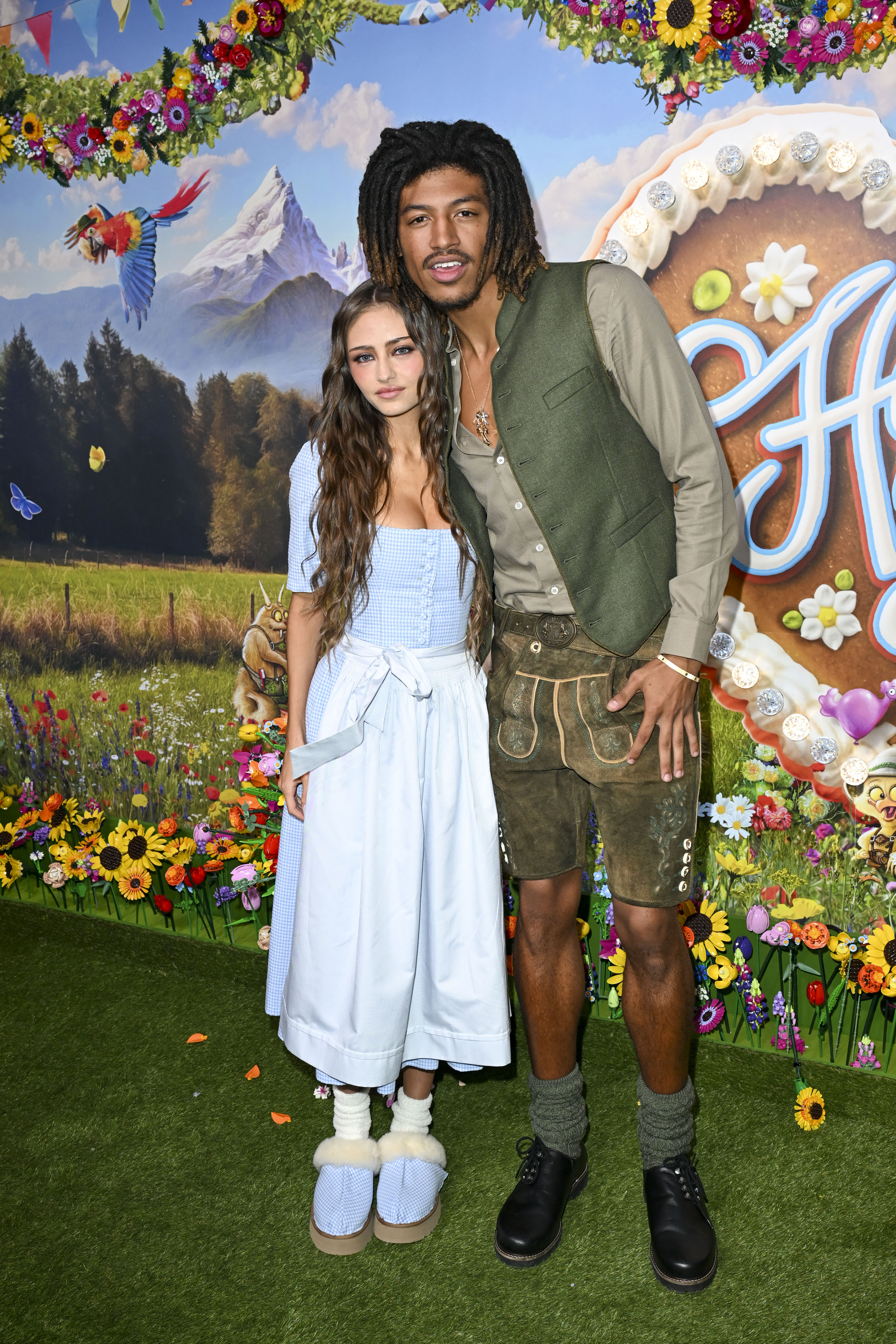 Leni Klum und Henry Samuel posieren gemeinsam beim „HeidiFest by Heidi Klum“ im Vorfeld des Oktoberfestes 2026 im Münchner Hofbräuhaus am 17. September 2026 in München. | Quelle: Getty Images