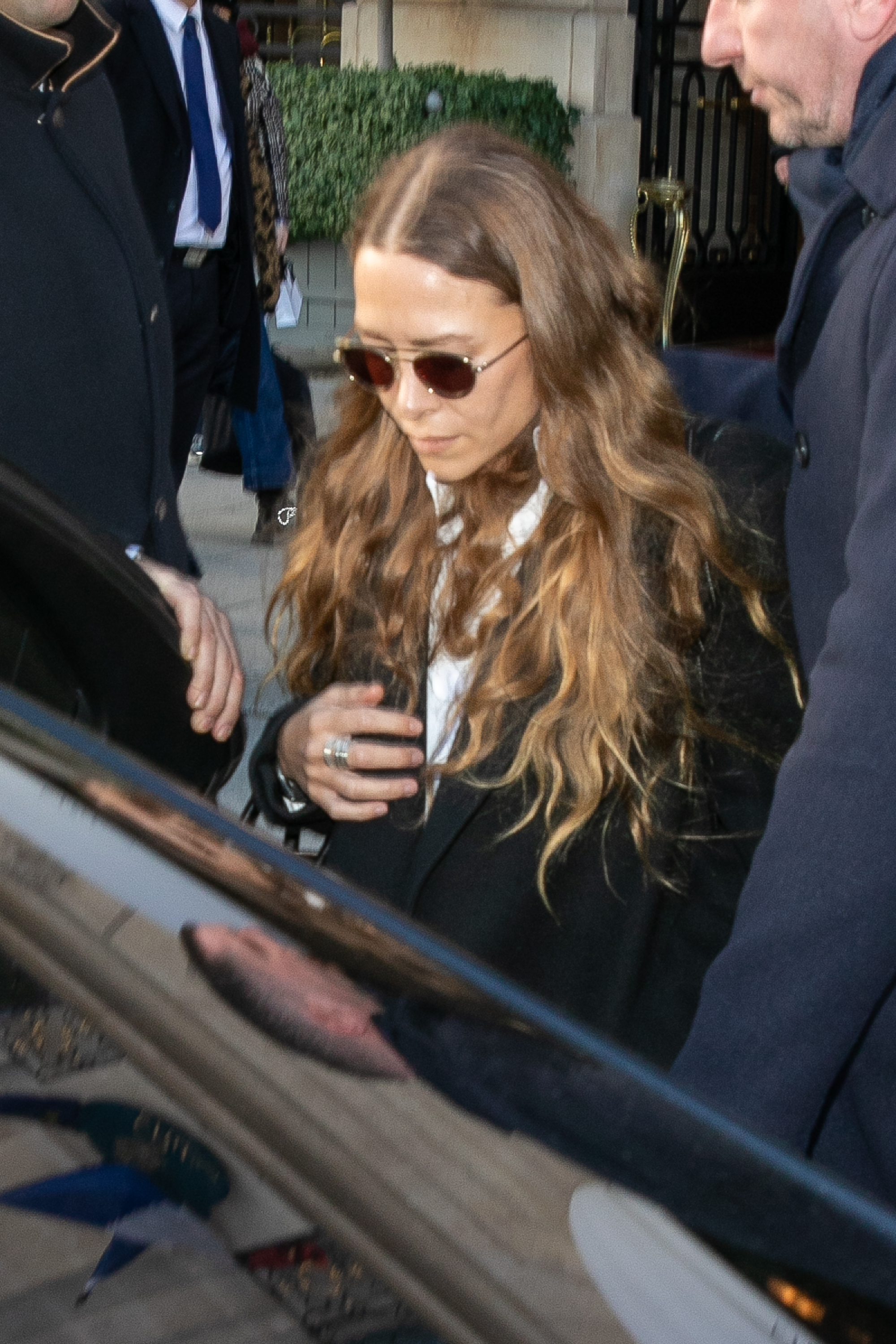 Versteckt hinter einer runden Sonnenbrille aus Schildpatt und voluminösen, lockeren Bohemian-Wellen, behielt die 33-jährige Mary-Kate Olsen am 18. Januar 2020 in Paris ihren typischen, geheimnisvollen Streetstyle bei und zeigte einen stark geschichteten dunklen Mantel sowie zarte Silberringe, während sie durch die belebten Straßen der Stadt schlenderte.