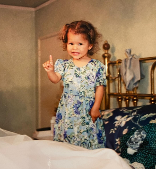 Obwohl sie in ihrer frühen Kindheit schüchtern war, entwickelte sie bald eine lebhafte und ausdrucksstarke Persönlichkeit. Auf diesem Foto posiert sie in einem Bett – ein Rückblick-Bild, das am 2. September 2024 hochgeladen wurde. | Quelle: Instagram/zendaya