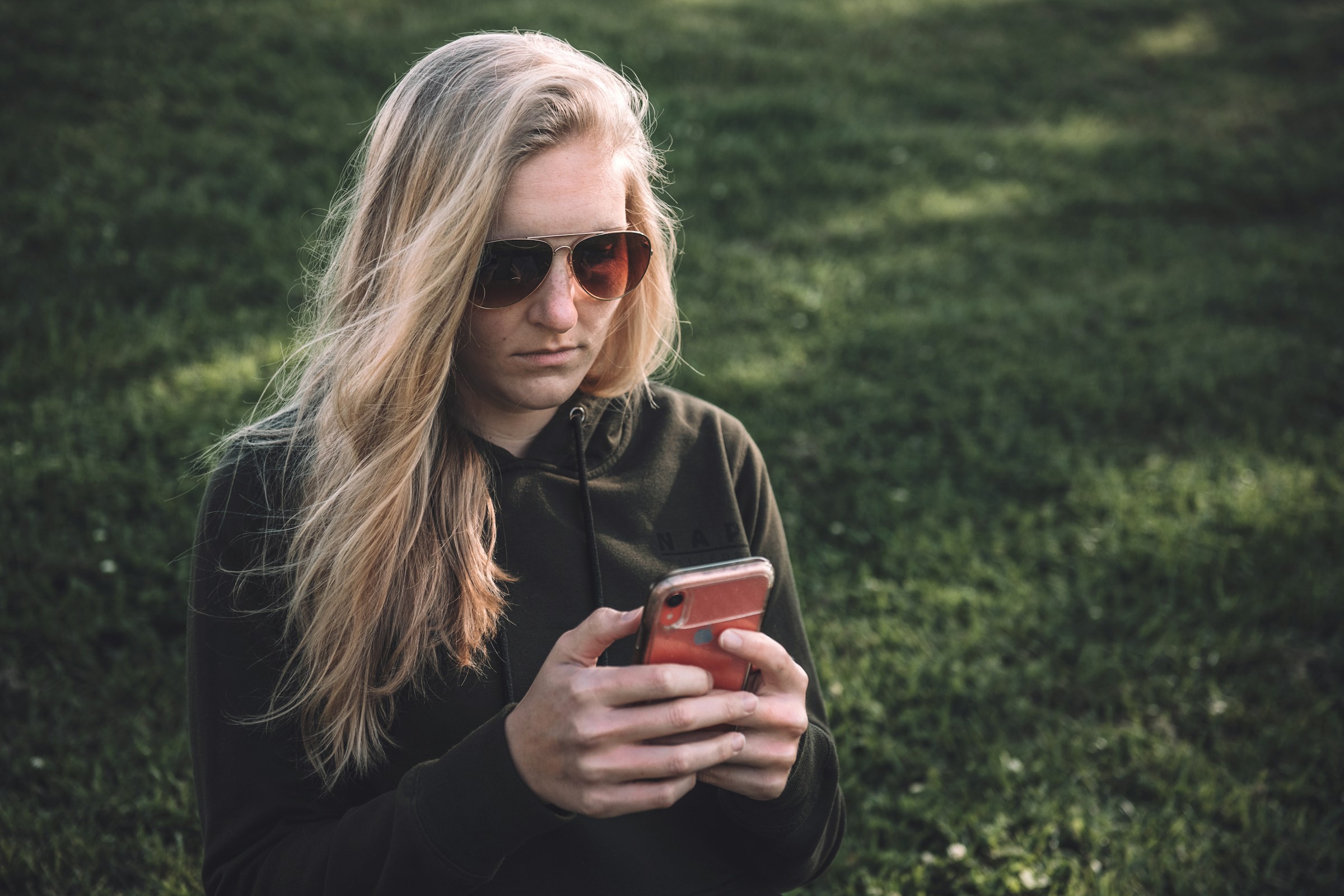 Eine Frau hält ihr Telefon | Quelle: Unsplash