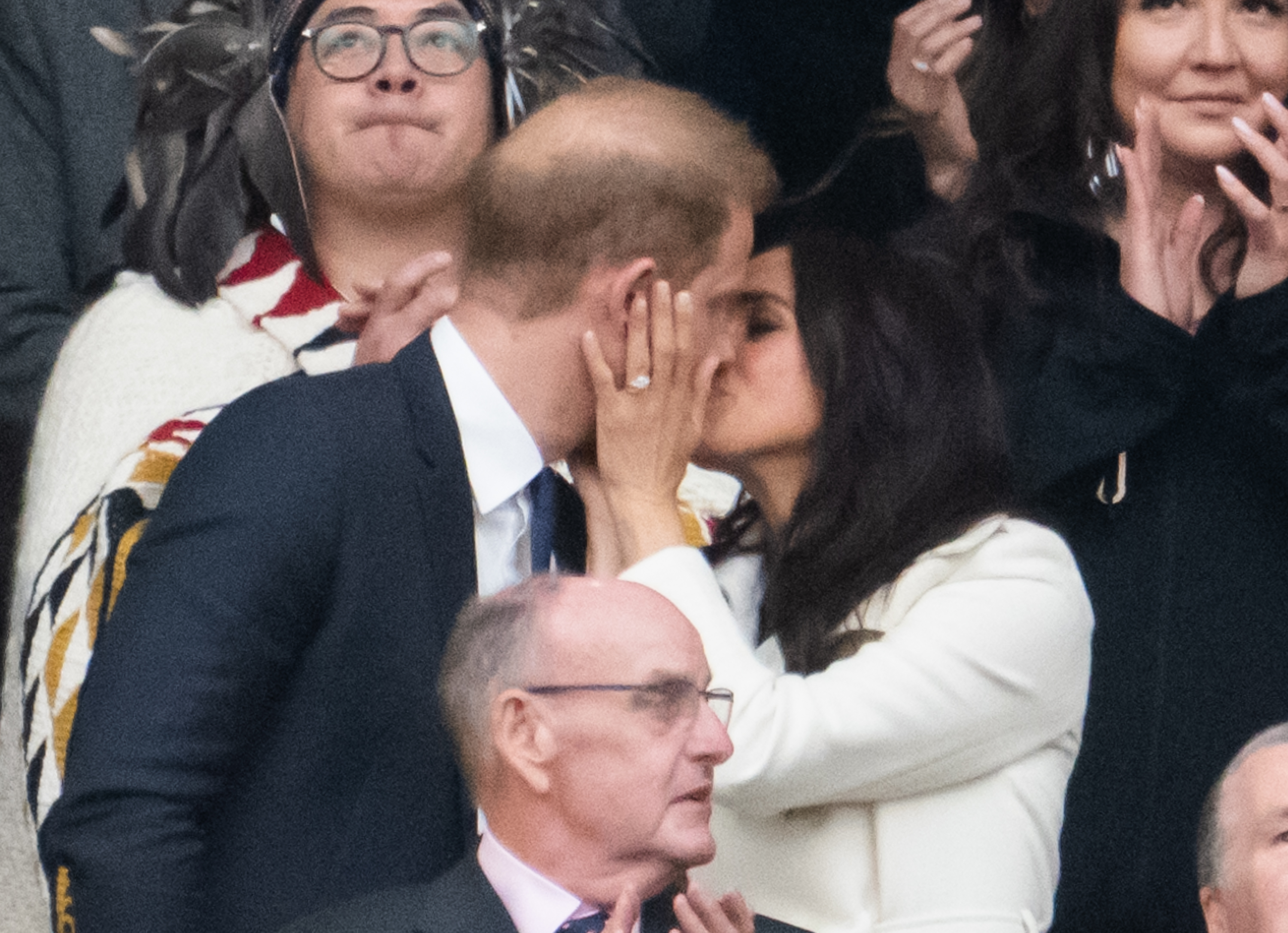 Prinz Harry, Herzog von Sussex, und Meghan, Herzogin von Sussex, küssen sich während der Eröffnungsfeier der Invictus Games 2025 | Quelle: Getty Images