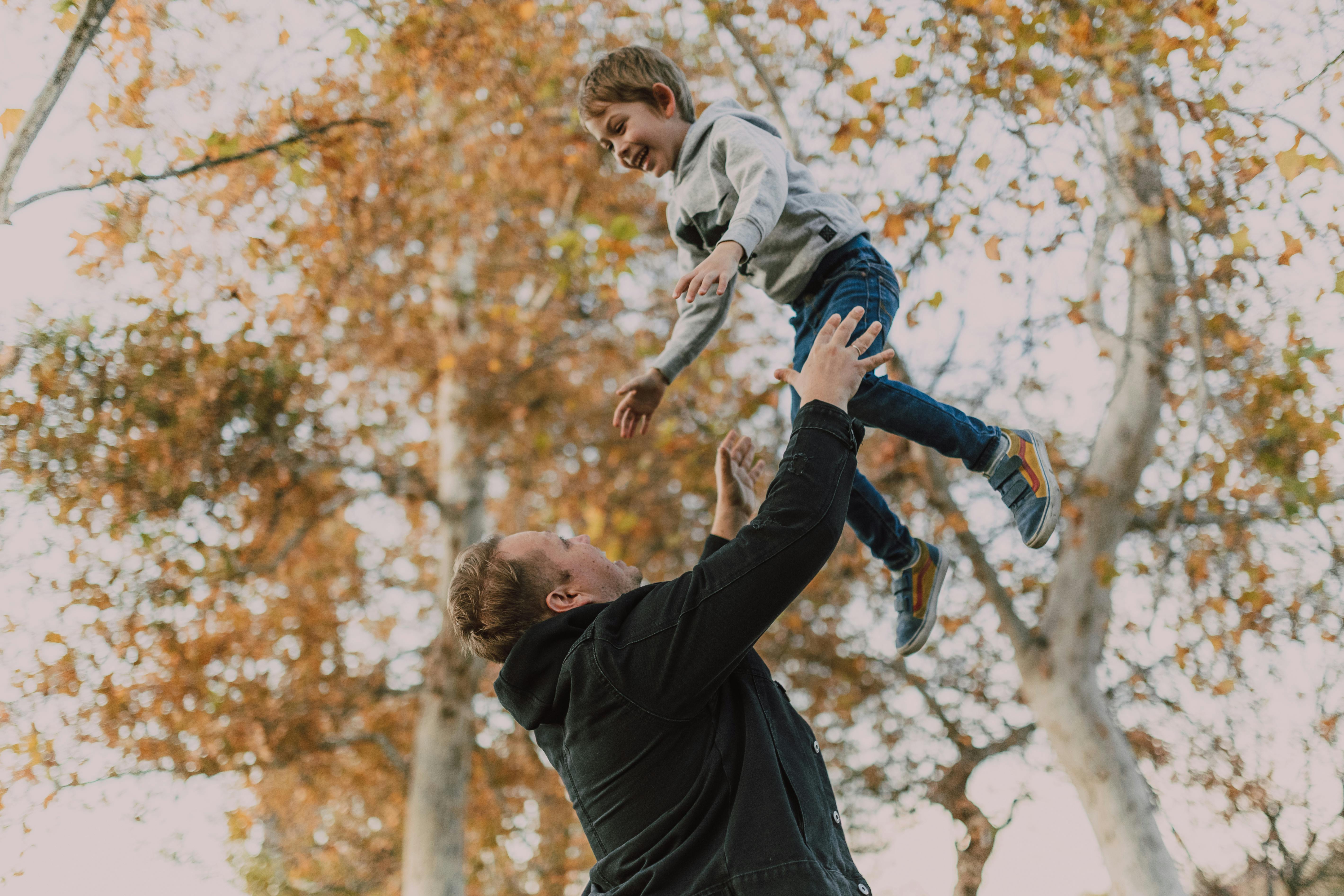 Vater spielt mit seinem Sohn | Quelle: Pexels