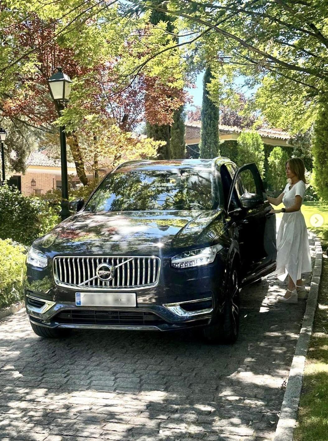 Eine mit Kopfsteinpflaster gepflasterte Auffahrt, gesäumt von altem Baumbestand, gepflegten Grünflächen und Laternen, führt zur Residenz der Familie in Spanien. | Quelle: Instagram/alejandragere