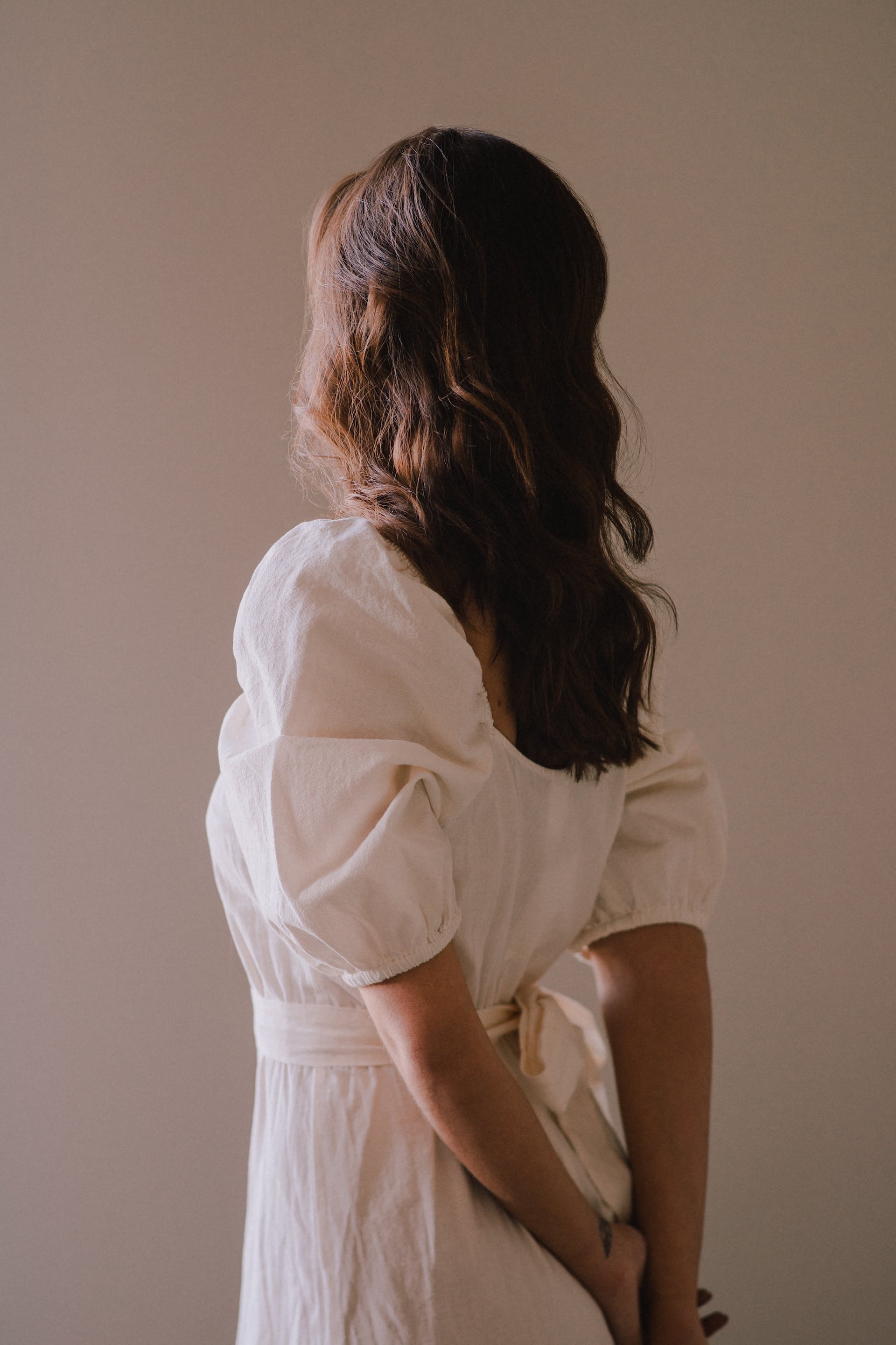 Stehende Frau in weißem Kleid | Quelle: Pexels