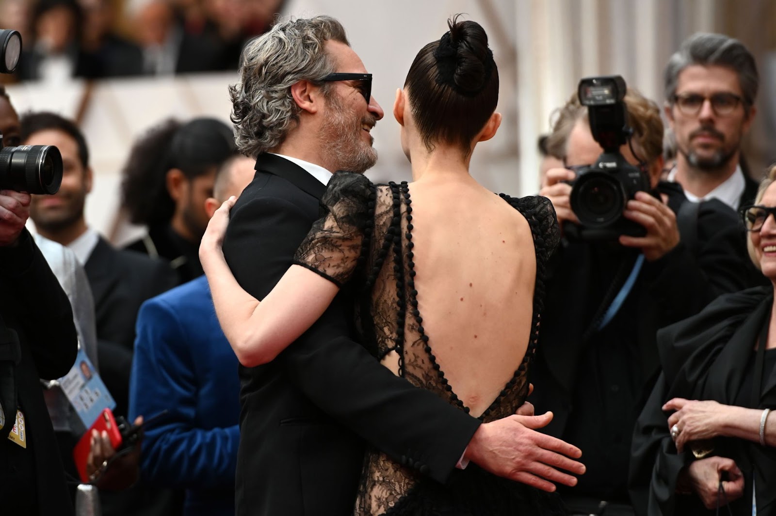 Joaquin Phoenix und Rooney Mara besuchten die 92. Oscarverleihung in Hollywood, Kalifornien, am 9. Februar 2020. Sie standen zusammen, um Phoenix bei einem wichtigen Meilenstein in seiner Karriere zu unterstützen. | Quelle: Getty Images