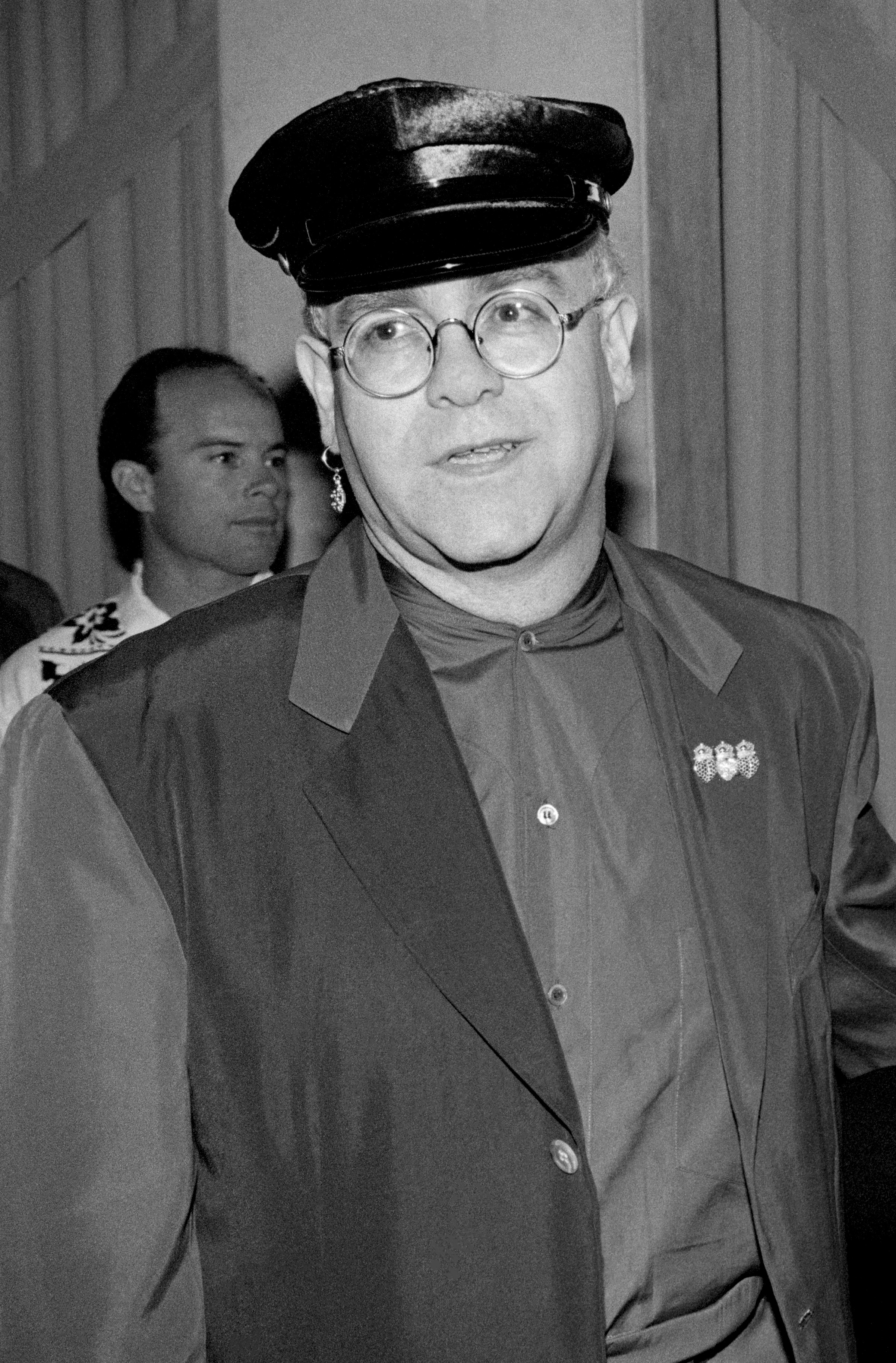 Elton John im Beverly Wilshire Hotel am 8. Mai 1990 in Los Angeles, Kalifornien | Quelle: Getty Images