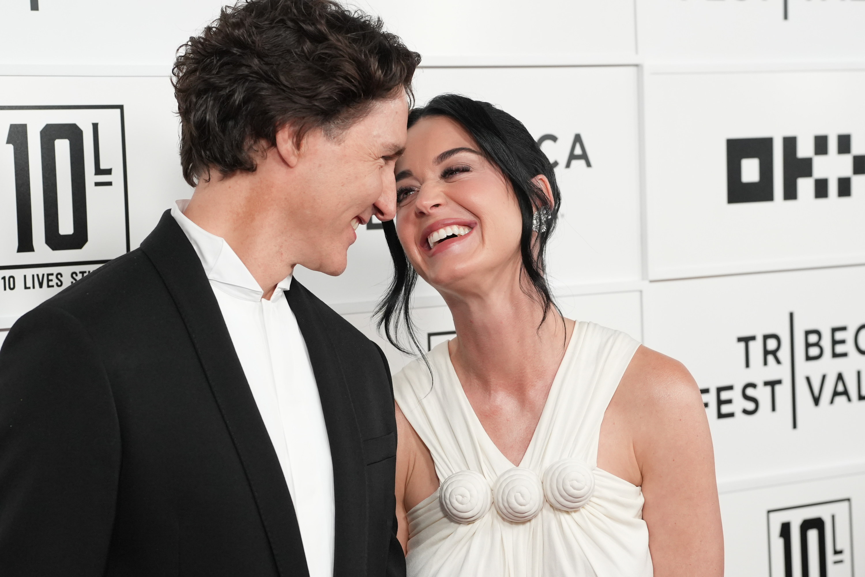 Perry und Trudeau lachten gemeinsam, als sie sich zueinander beugten – ein herzlicher Moment bei ihrem Auftritt auf dem roten Teppich. Das Foto entstand am 8. Juni 2026 beim Tribeca-Festival, als Perry auch ganz offen darüber sprach, dass sie verliebt ist. | Quelle: Getty Images