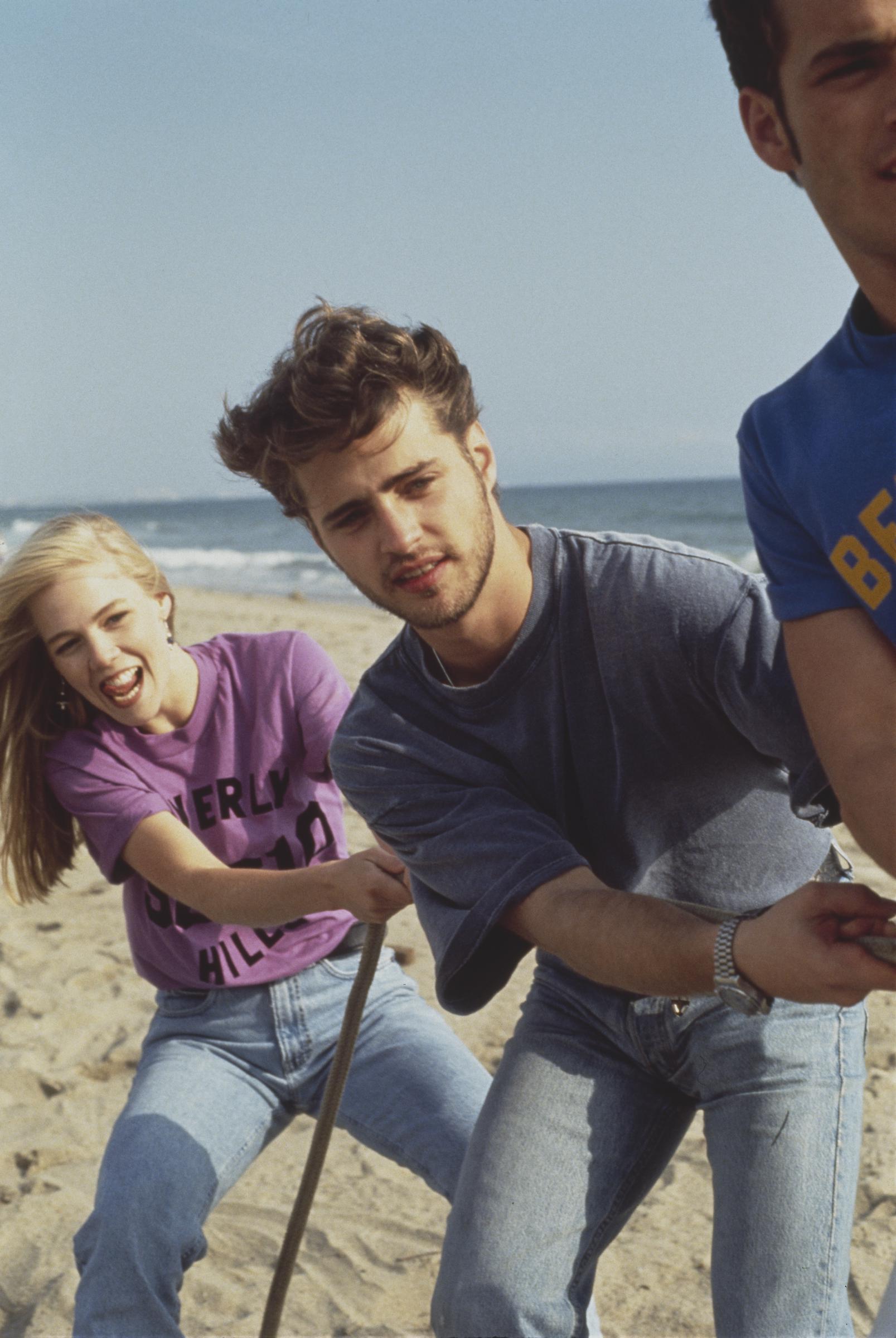 Jennie Garth und Jason Priestley bei den Dreharbeiten zu "Beverly Hills, 90210", ca. 1991. | Quelle: Getty Image