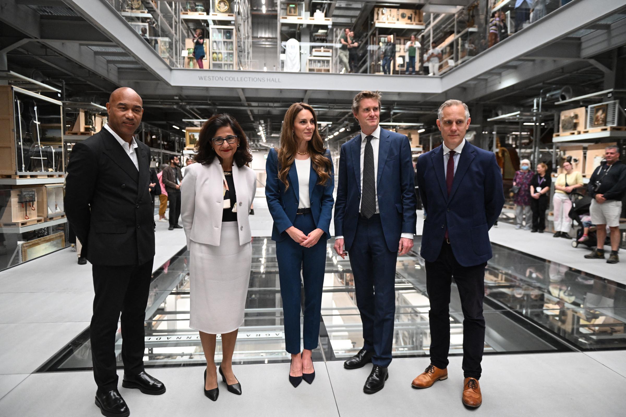 Flankiert von Tim Reeve, Tristram Hunt, Minouche Shafik und Gus Casely-Hayford posiert Prinzessin Catherine für ein Gruppenfoto in der Weston Collections Hall. Ihre entspannte Haltung und ihr gelassenes Lächeln spiegeln den professionellen, kooperativen Ton des Tages wider.
