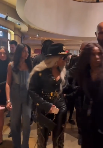 Blue Ivy Carter trägt ein Jeanskorsett und Jeans und folgt ihrer Mutter Beyoncé, als sie durch das iHeartRadio-Gebäude gehen. | Quelle: Tiktok/enews