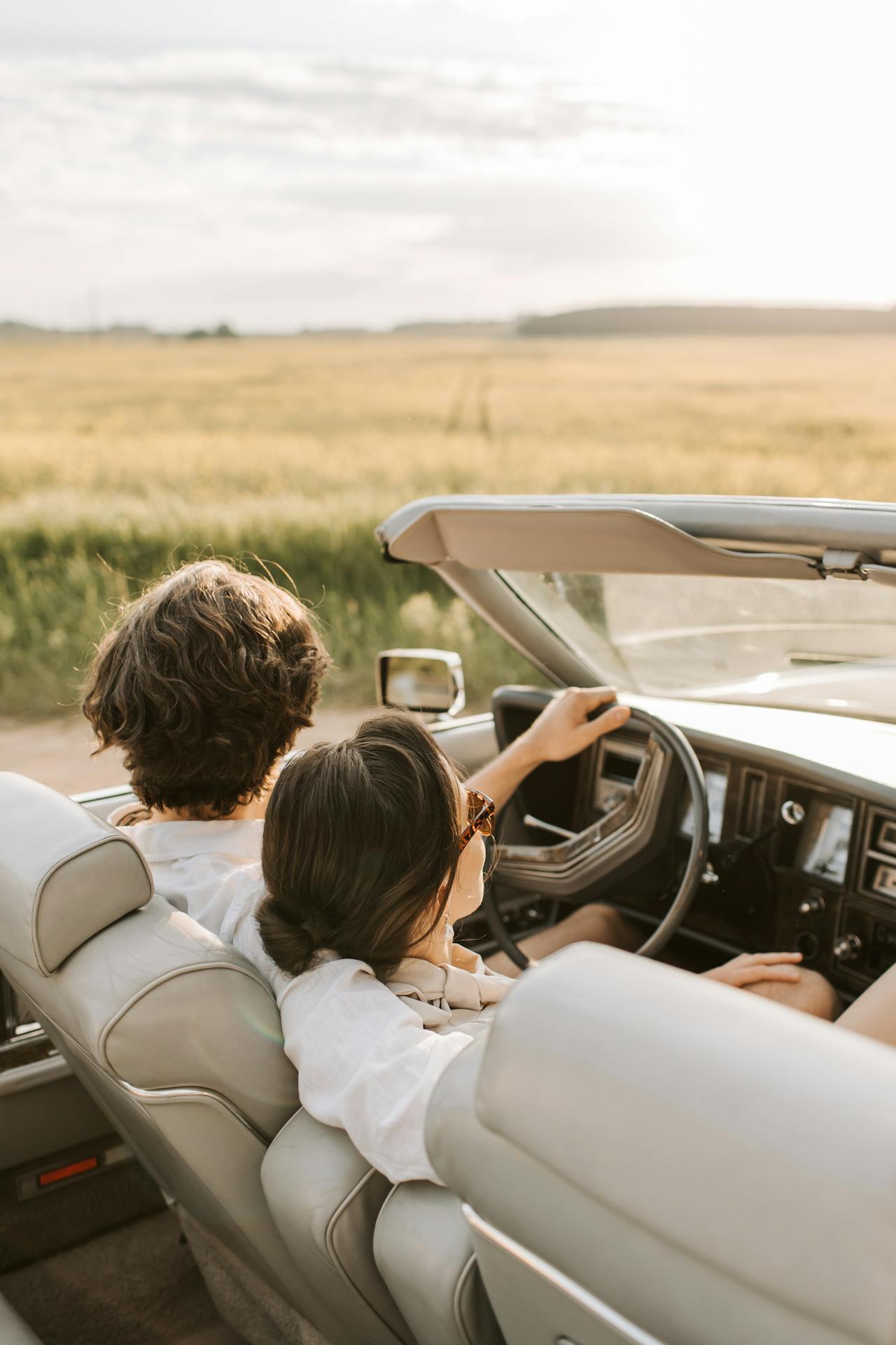 Ein Paar genießt seine Autofahrt | Quelle: Pexels