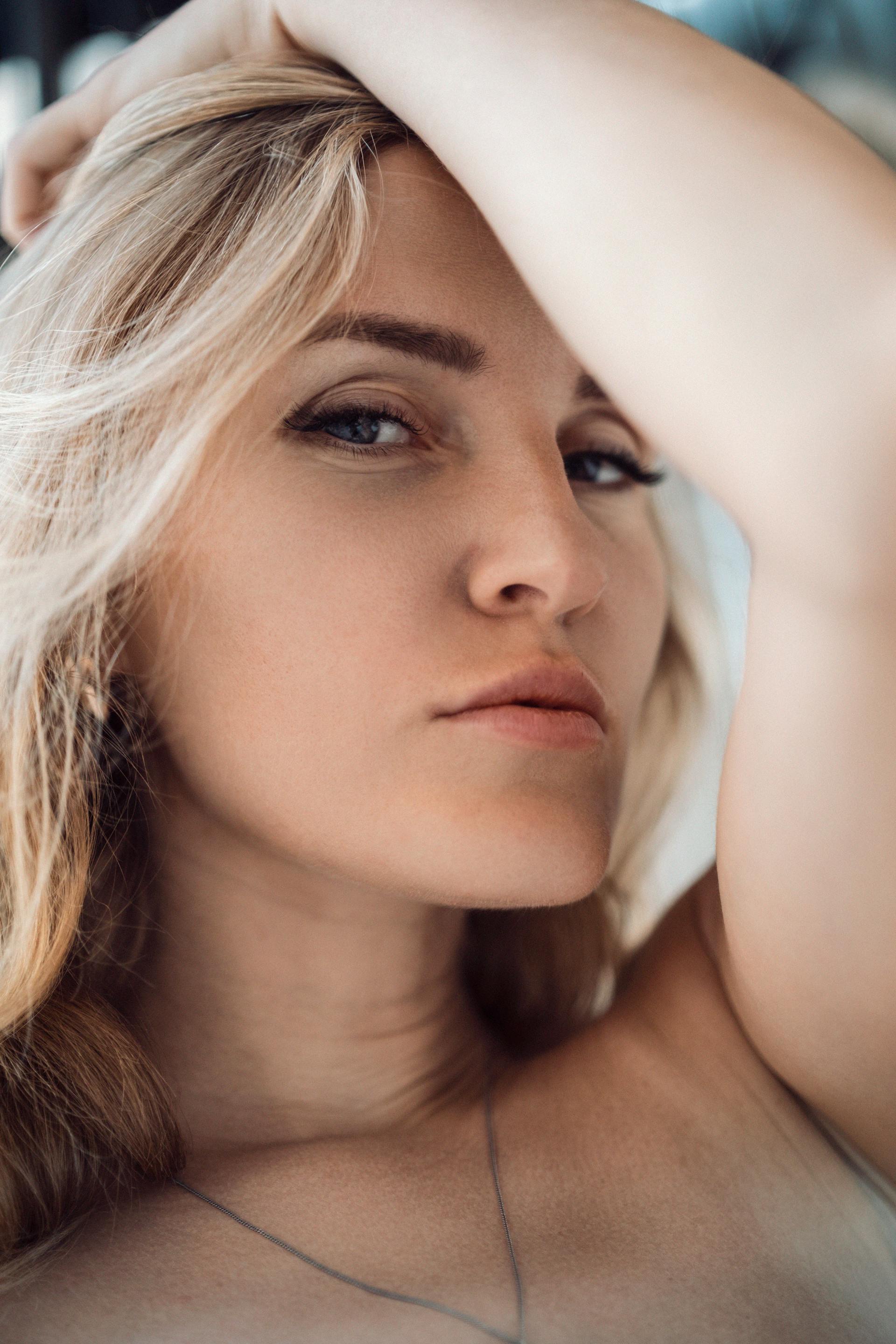Eine Frau mit einem berechnenden Blick in ihren Augen | Quelle: Pexels