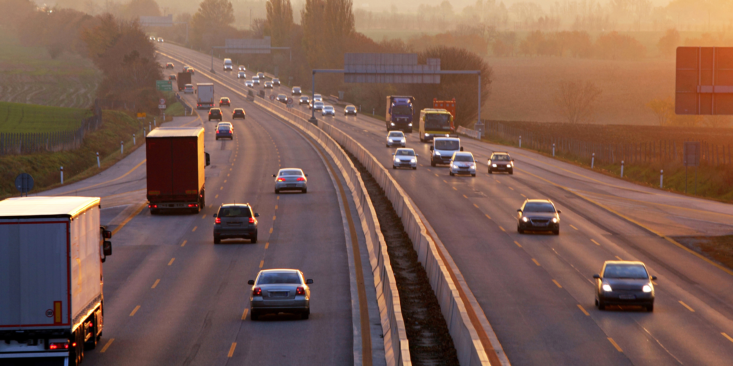 Autos, die auf einer Autobahn fahren | Quelle: Shutterstock