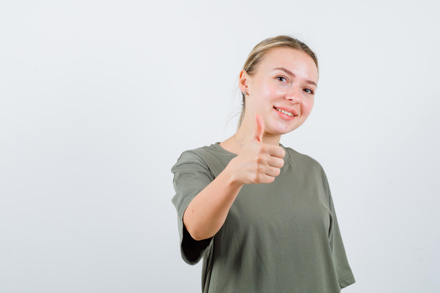 Eine Frau zeigt den Daumen hoch | Quelle: Freepik