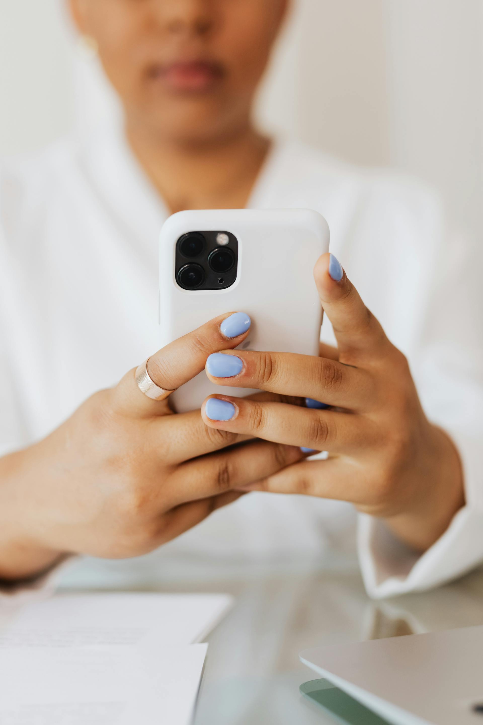 Eine Frau, die eine SMS auf ihrem Handy schreibt | Quelle: Pexels