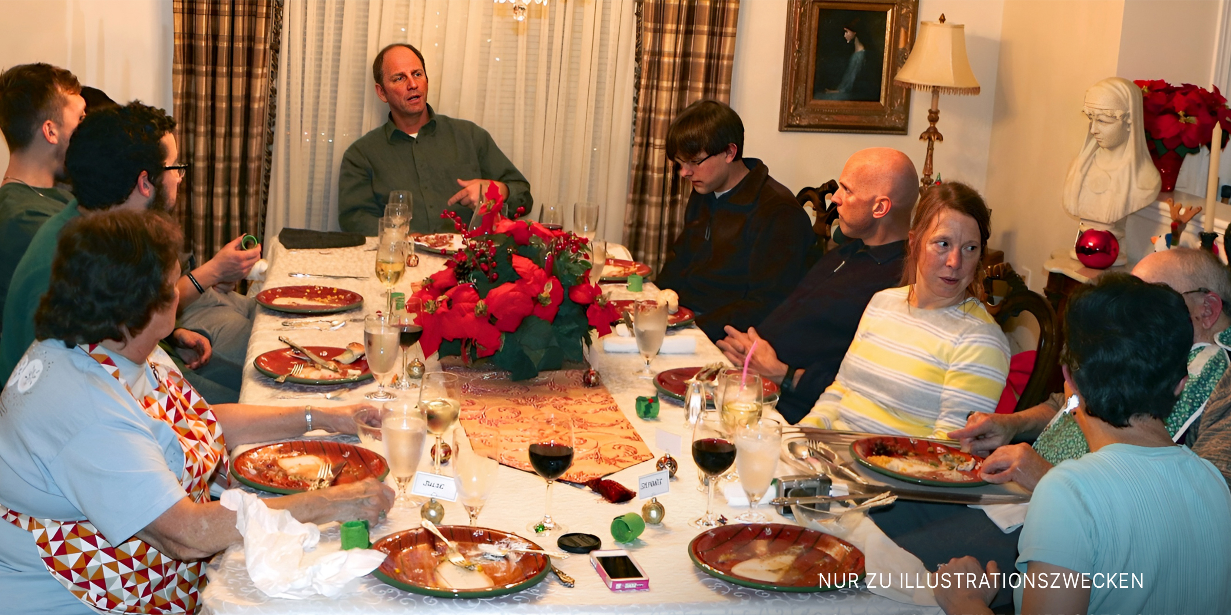 Eine Familie bei einer Mahlzeit am Tisch | Quelle: flickr.com/OakleyOriginals/CC BY 2.0