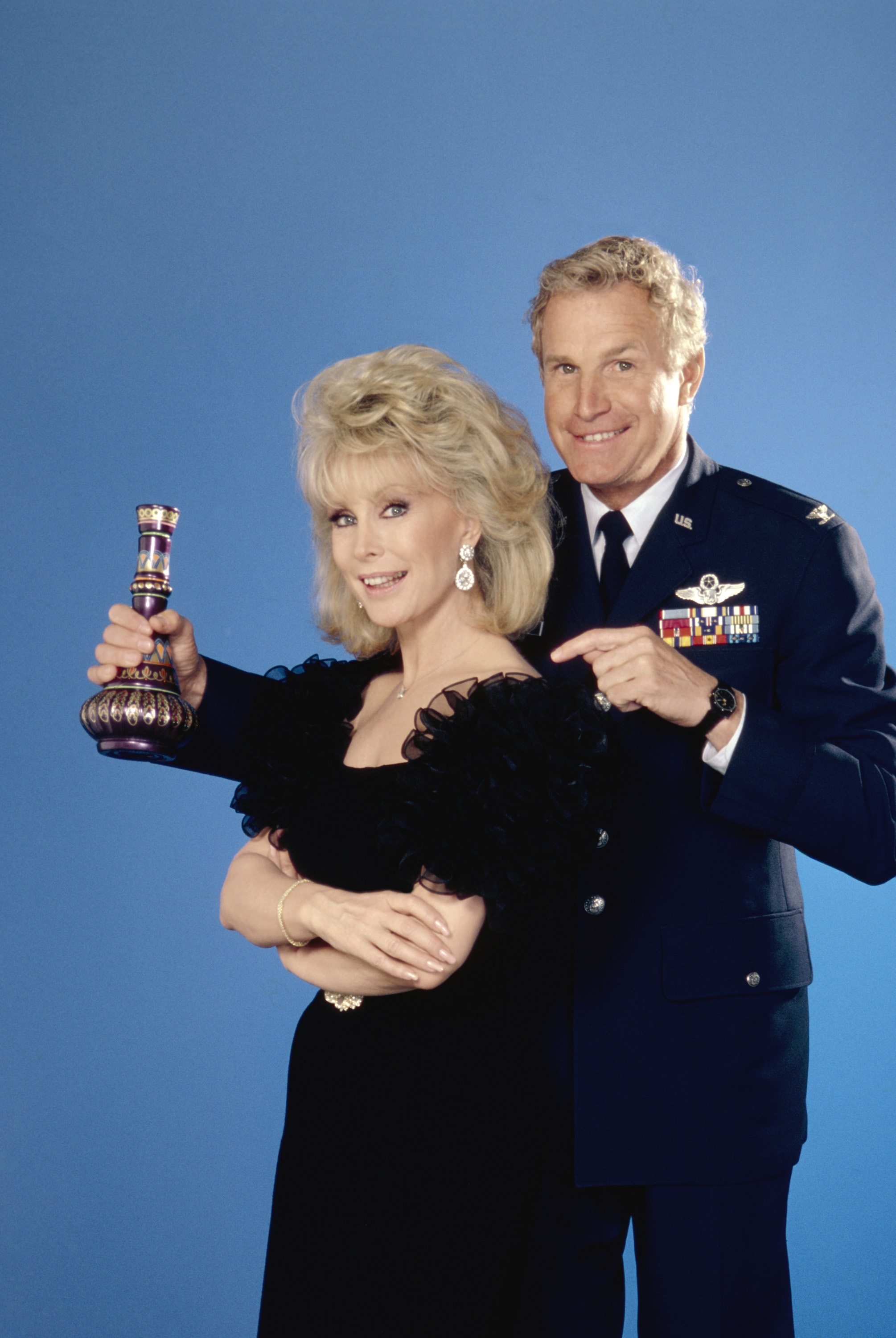 Barbara Eden und Wayne Rogers auf einem Wiedersehensfoto von 1985. | Quelle: Getty Images