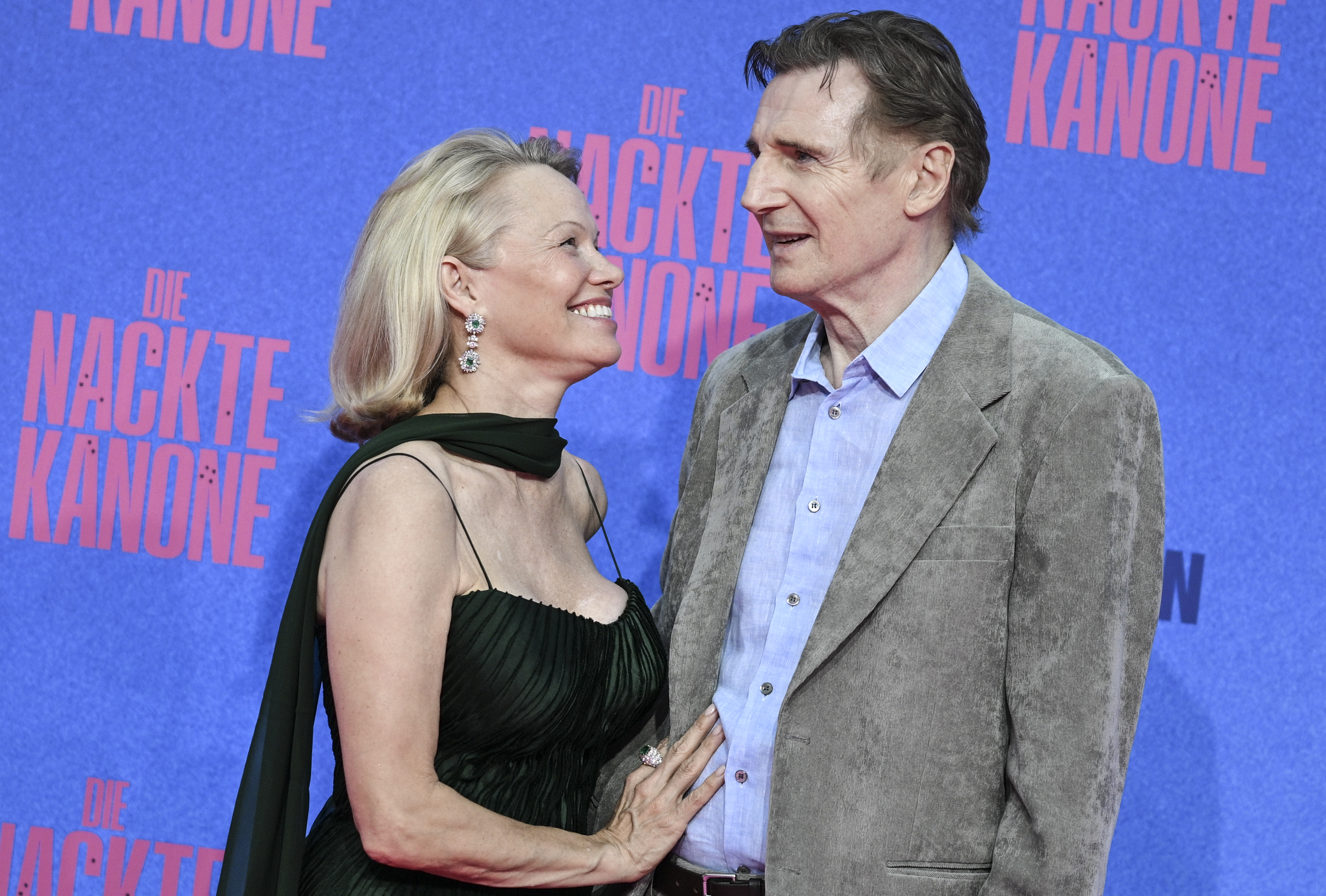 Liam Neeson und Pamela Anderson besuchen die deutsche Premiere von „Die nackte Kanone“ im UCI Luxe East Side Gallery in Berlin am 24. Juli 2025. | Quelle: Getty Images
