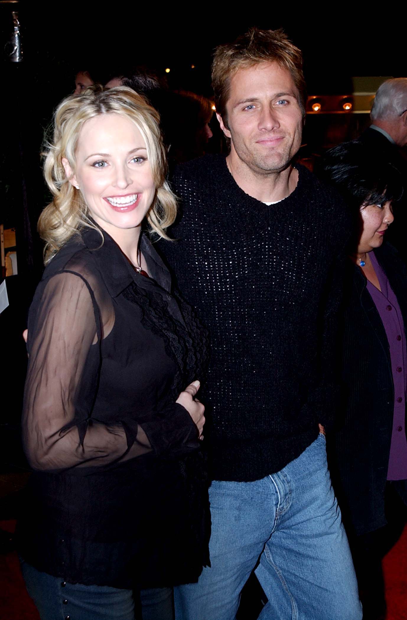 Der Schauspieler und Josie Bissett bei der "Orange County"-Premiere am 7. Januar 2002 | Quelle: Getty Images