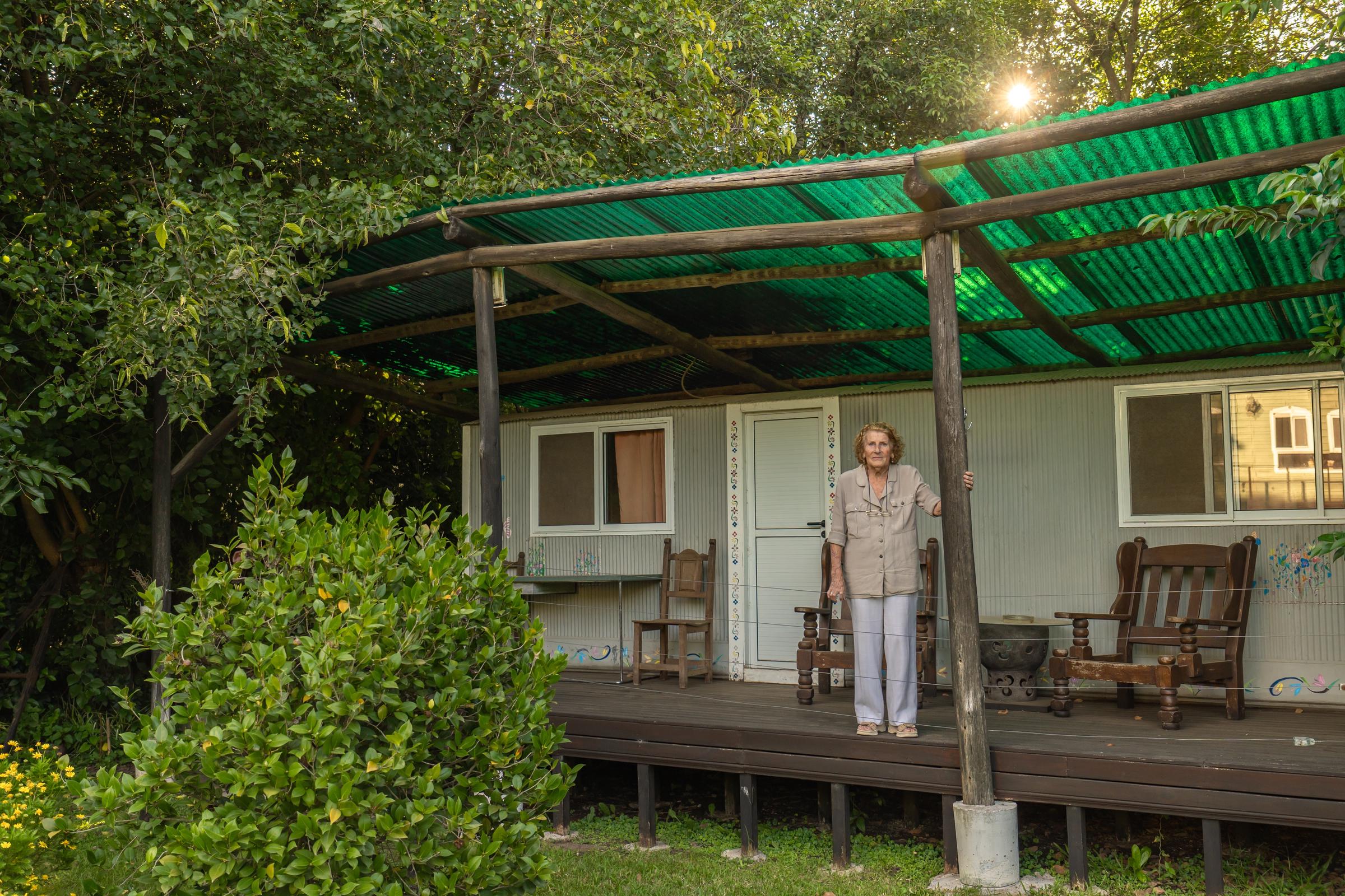 Eine Frau, die vor einem Haus steht | Quelle: Shutterstock