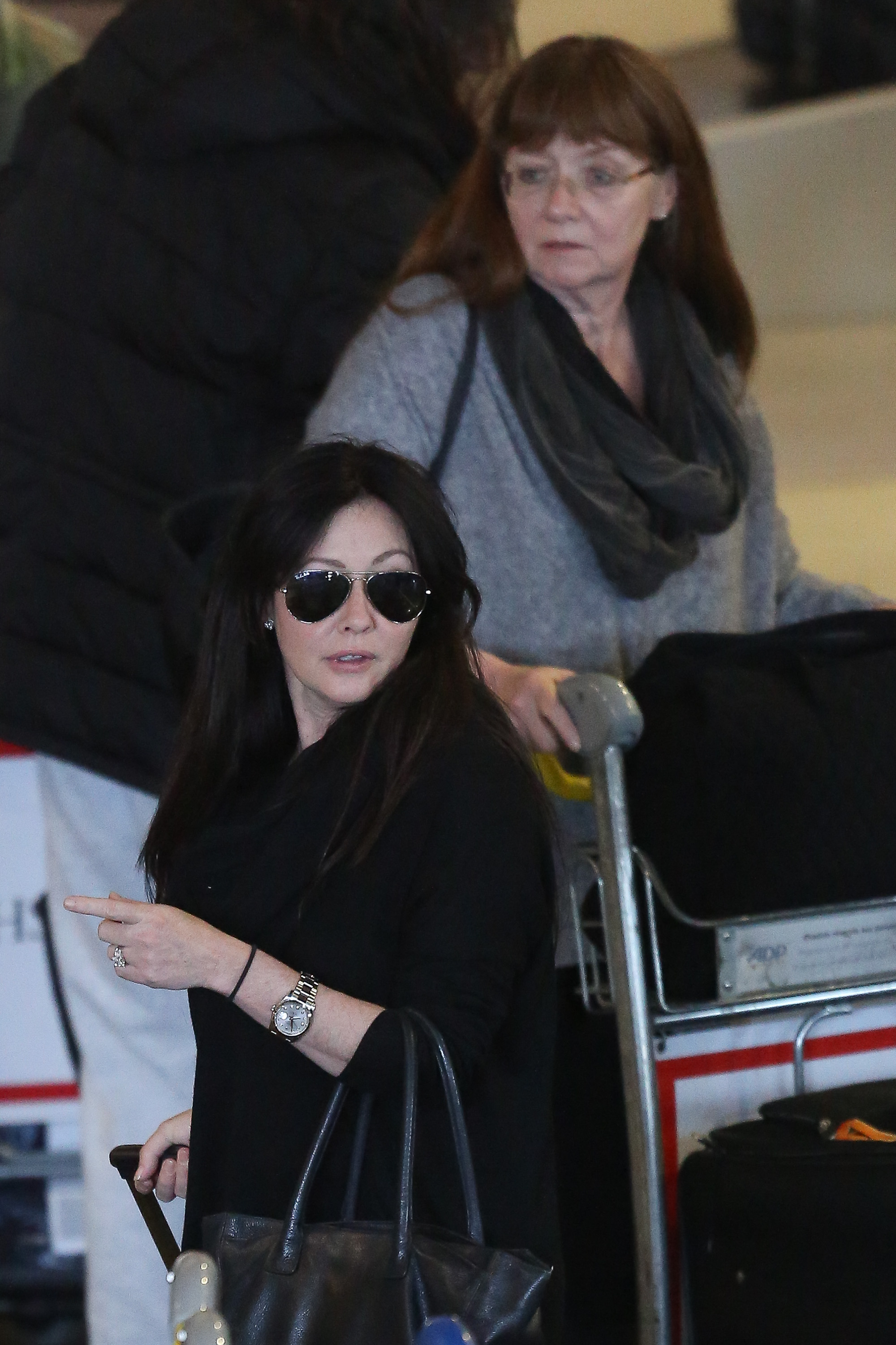 Shannen Doherty und ihre Mutter Rosa kommen am 13. März 2014 am Flughafen Charles-de-Gaulle in Paris, Frankreich, an: Getty Images