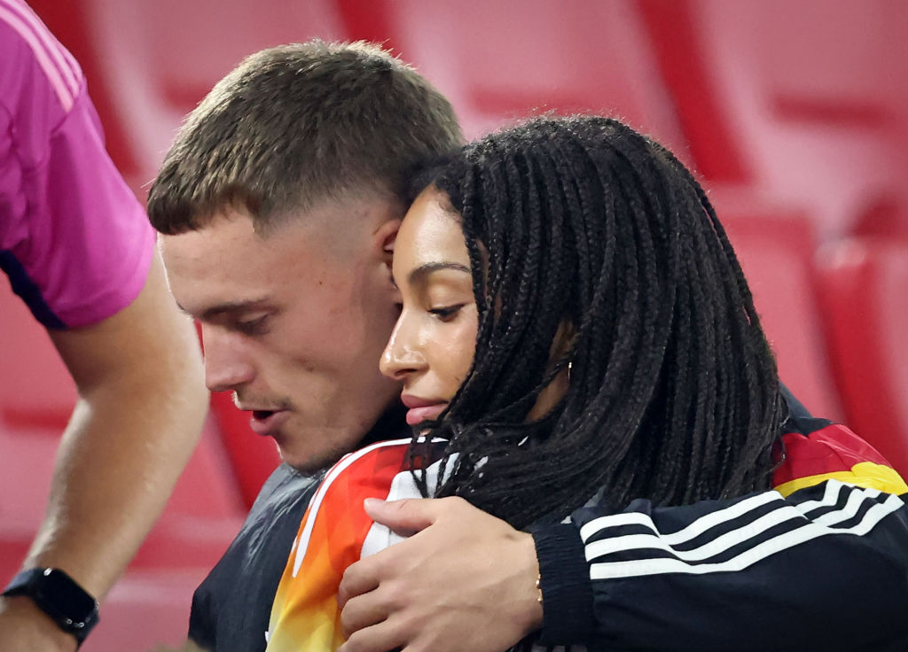 Der Deutsche Florian Wirtz mit seiner Freundin Aaliyah nach dem Viertelfinalspiel der UEFA EURO 2024 zwischen Spanien und Deutschland in der Stuttgart Arena am 5. Juli 2024 in Stuttgart, Deutschland | Quelle: Getty Images