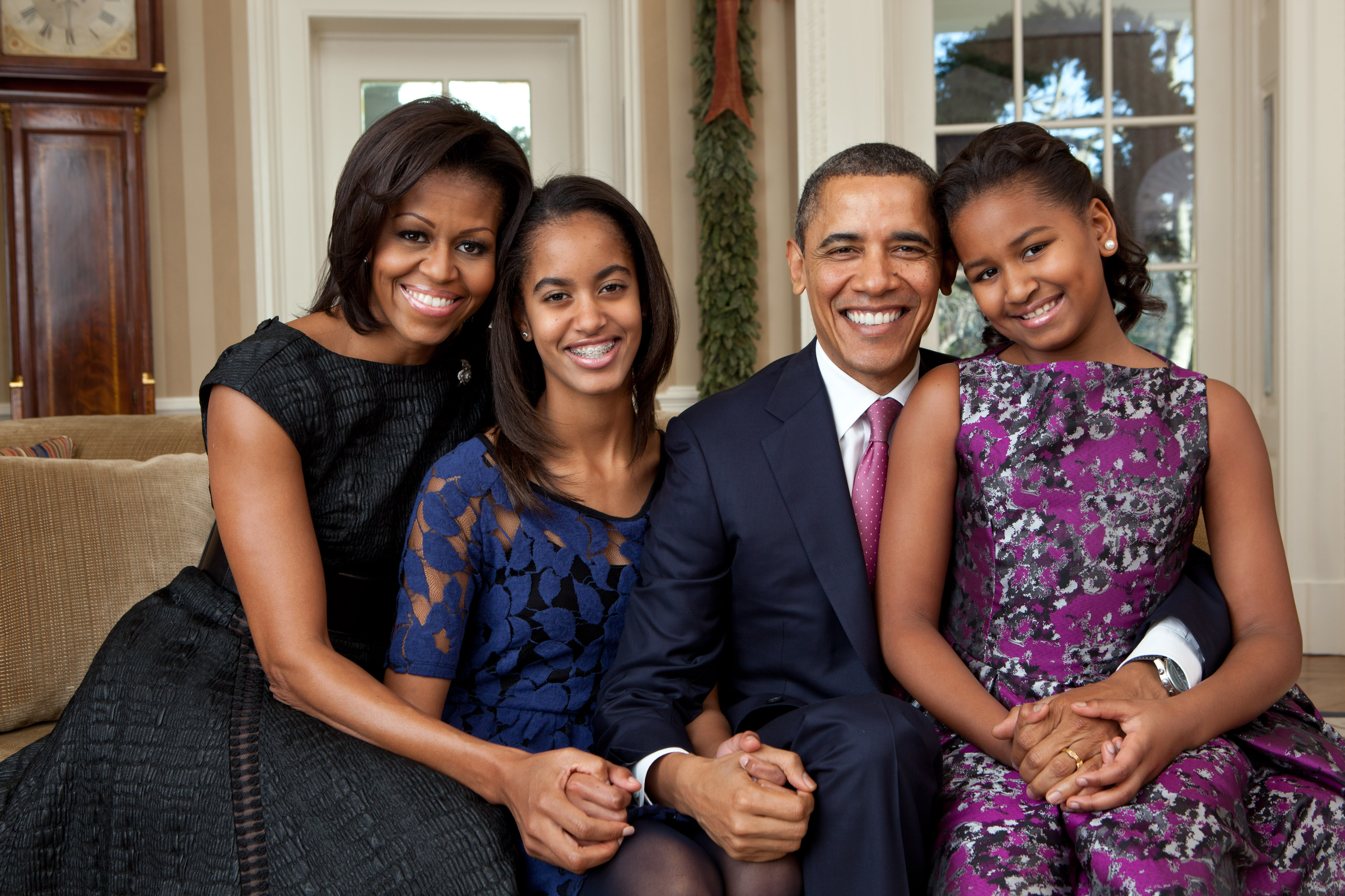 Barack und Michelle Obama posieren mit ihren Töchtern Malia und Sasha während ihrer Zeit im Weißen Haus, als sich die Familie gerade an das Leben mit dem wachsenden Haushalt und einem neuen vierbeinigen Familienmitglied gewöhnte. | Quelle: Getty Images