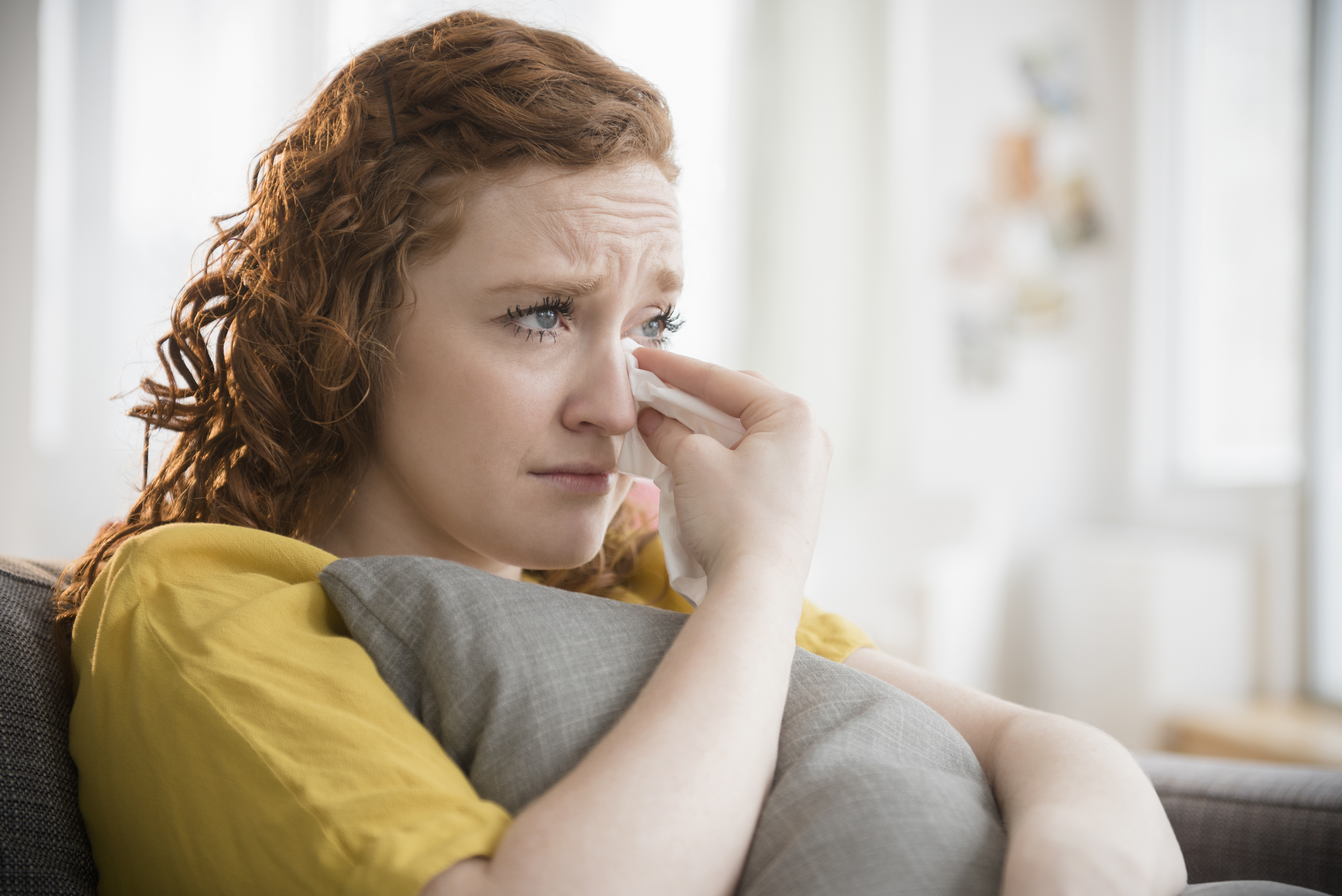 Eine Frau wischt sich die Tränen weg | Quelle: Getty Images