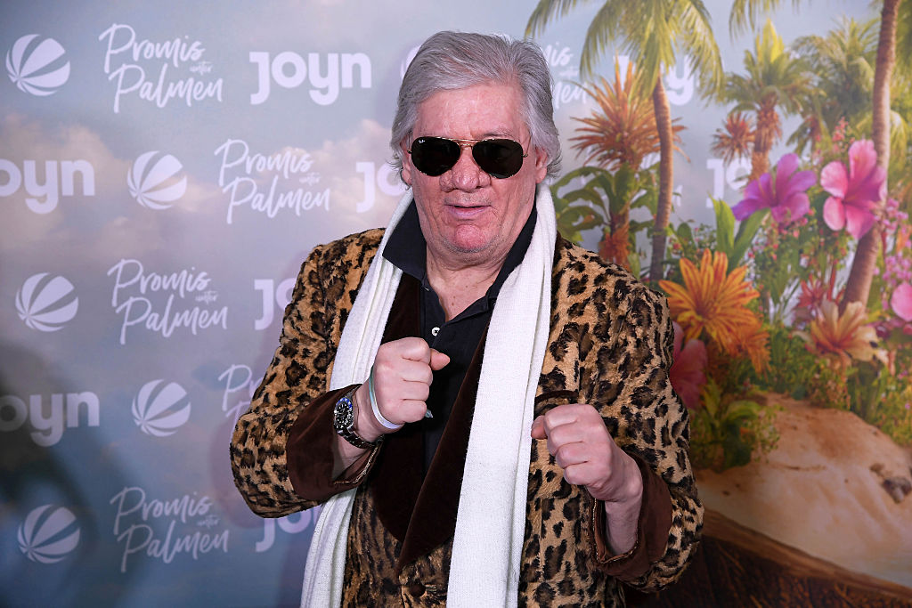 Claude-Oliver Rudolph ist am 4. Februar 2026 in Köln bei der Premiere von „Promis unter Palmen“ im Cinenova Kino dabei. | Quelle: Getty Images