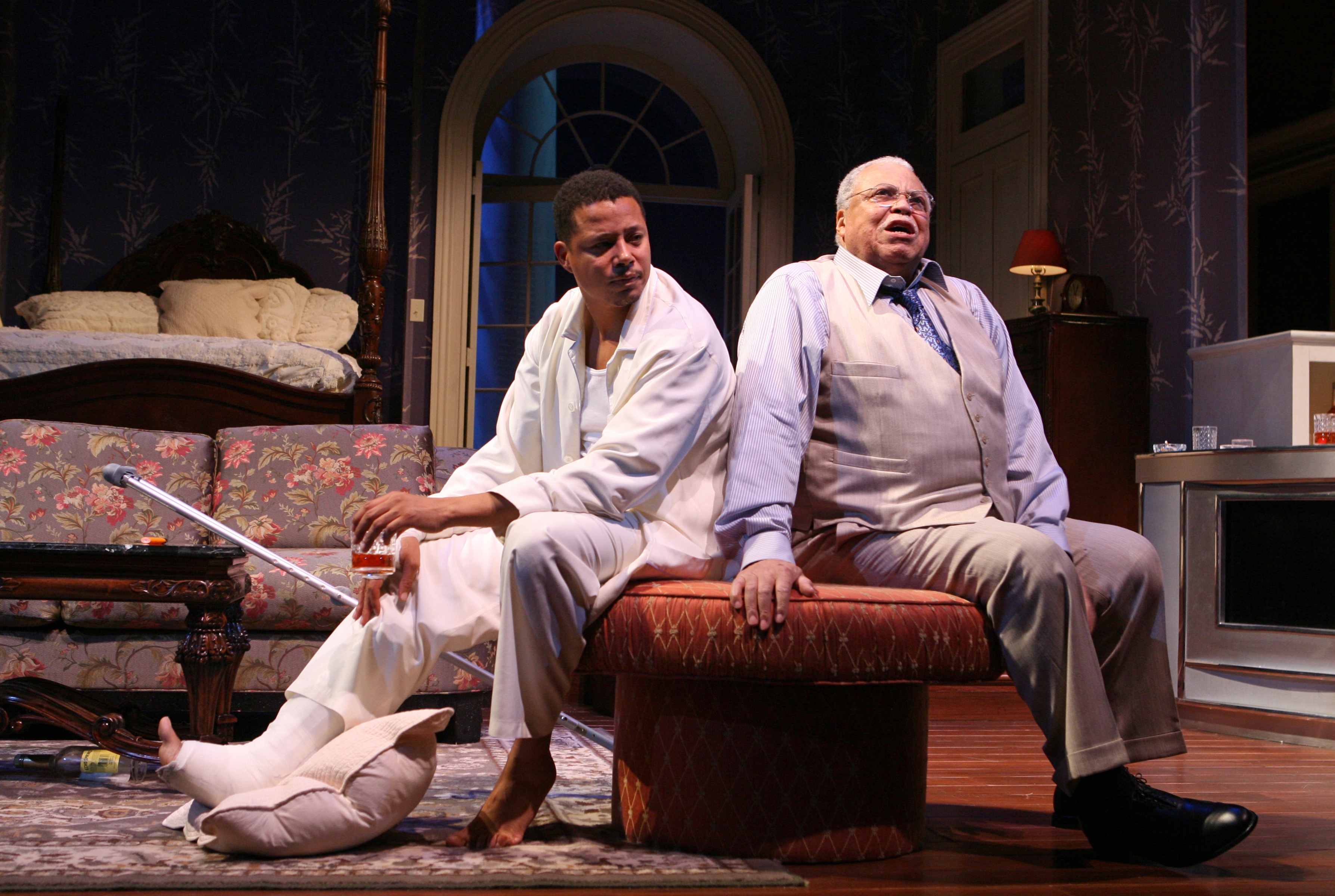 Terrence Howard and James Earl Jones am Set von "Die Katze auf dem heißen Blechdach", 2008 | Quelle: Getty Images