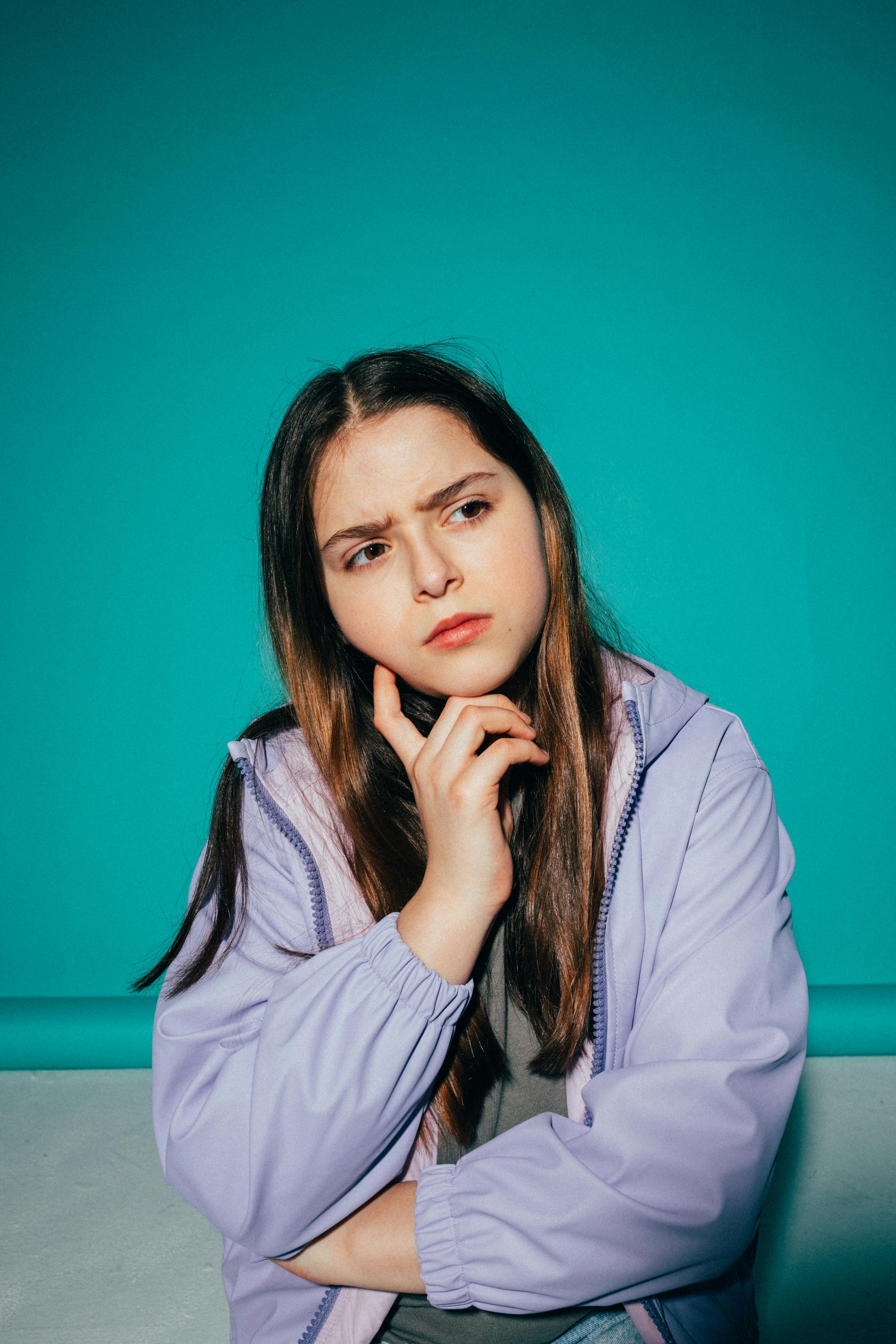 Ein unbehagliches Teenager-Mädchen | Quelle: Pexels