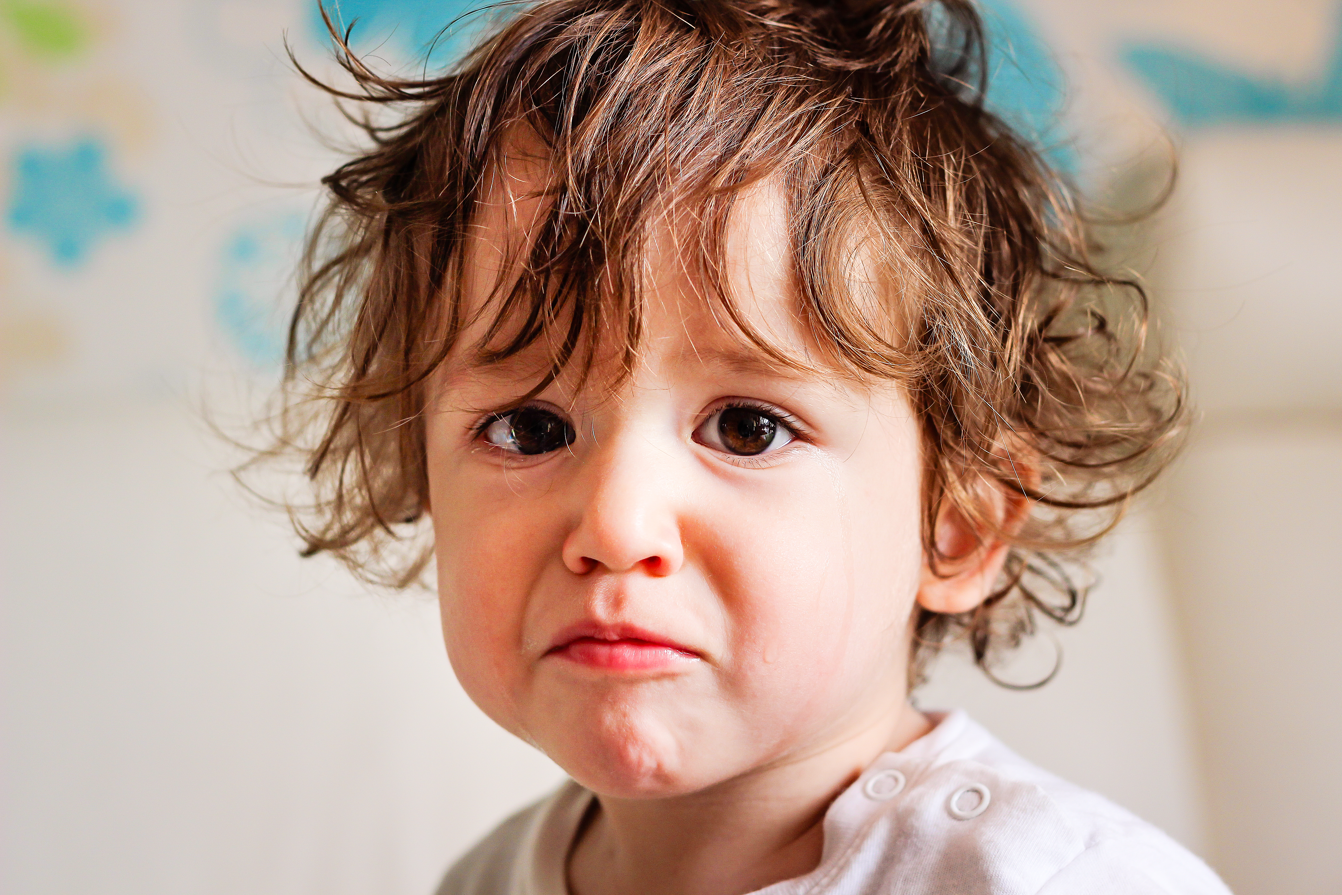 Ein besorgt dreinschauendes Kleinkind | Quelle: Shutterstock