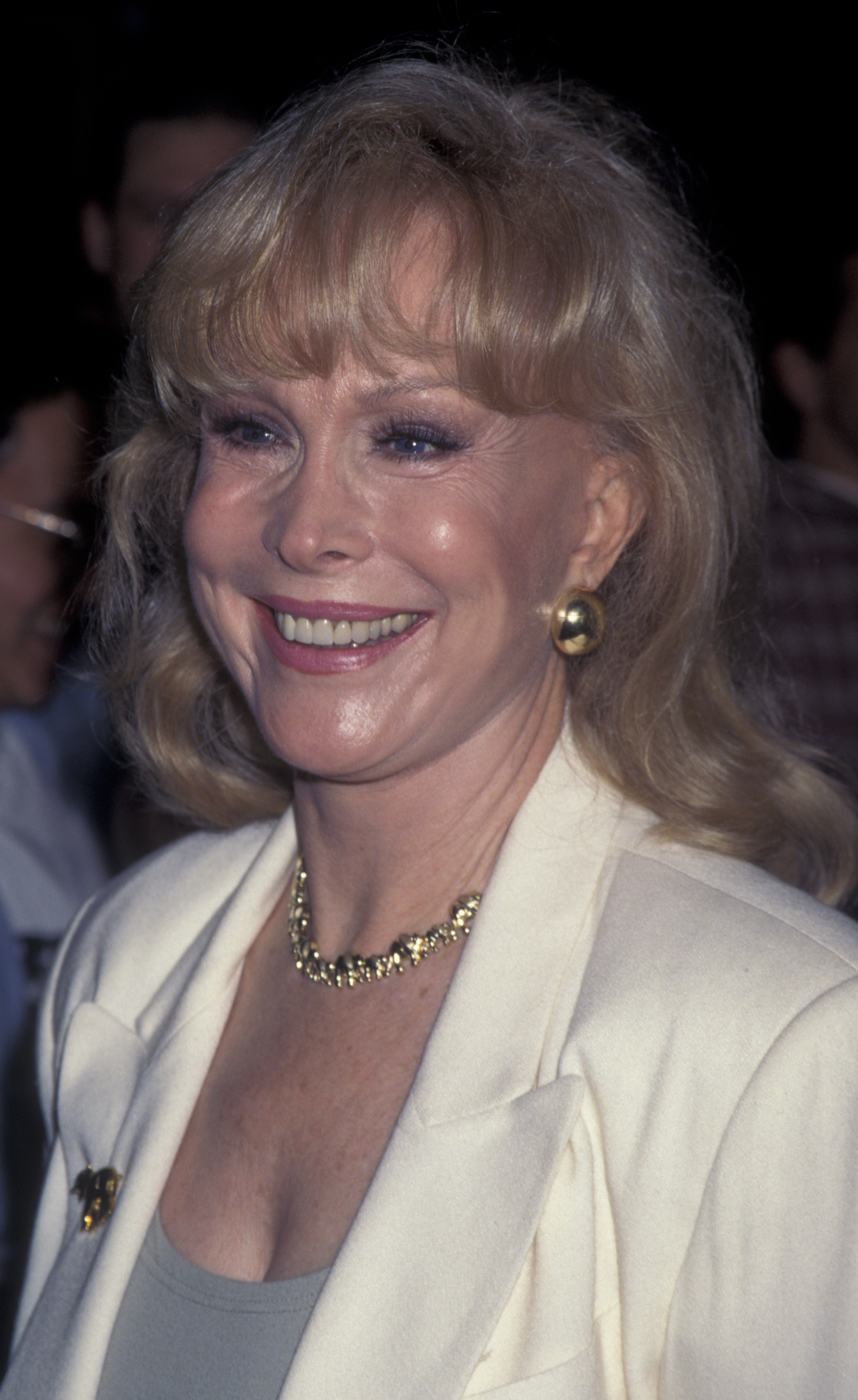 Barbara Eden besucht die Weltpremiere von "Broken Arrow" am 5. Februar 1996 im Mann National Theater in Westwood, Kalifornien. | Quelle: Getty Images