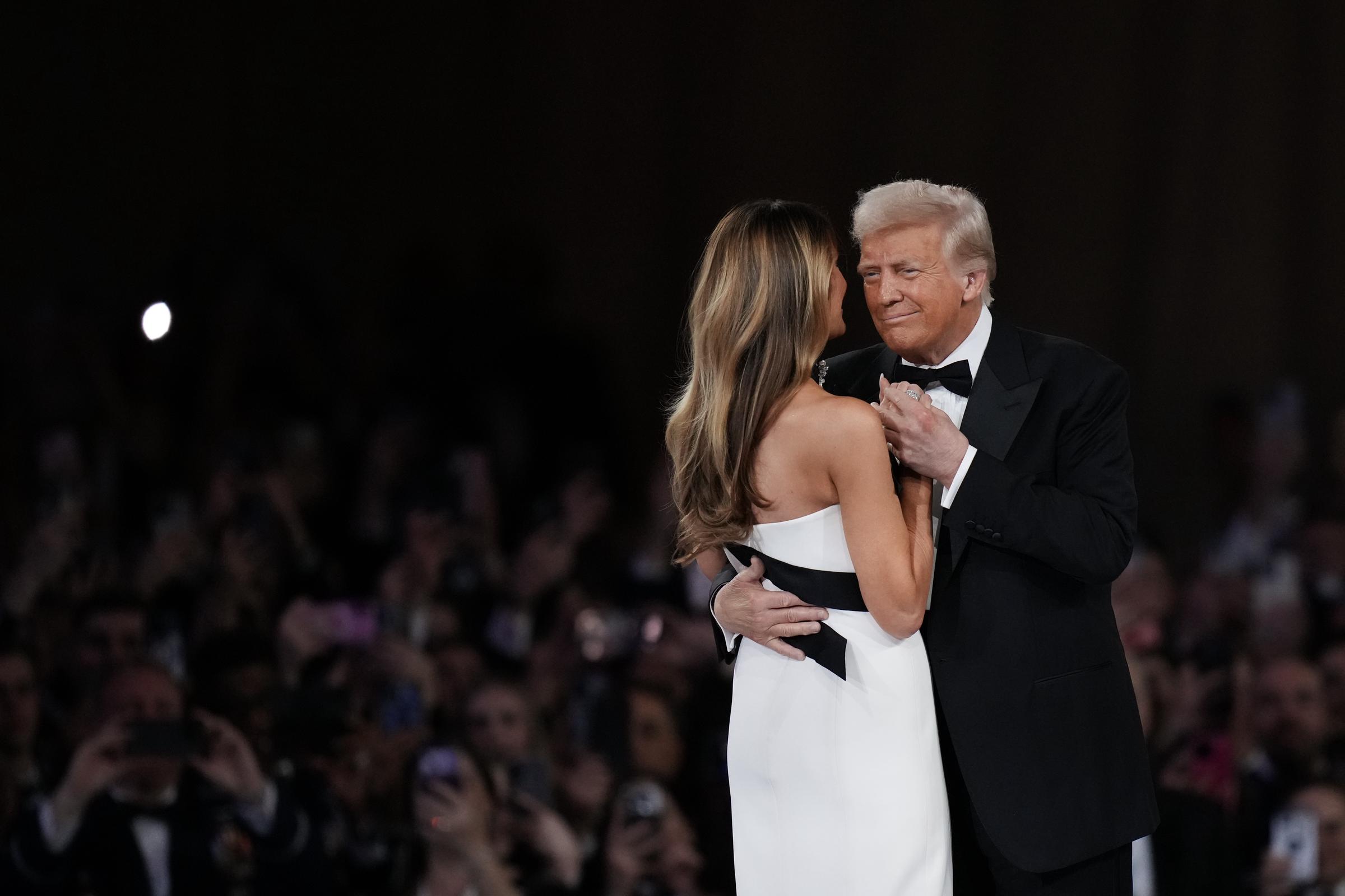 Präsident Donald Trump tanzt mit Ehefrau Melania auf dem Commander-in-Chief-Ball am 20. Januar 2025 in Washington, DC. | Quelle: Getty Images