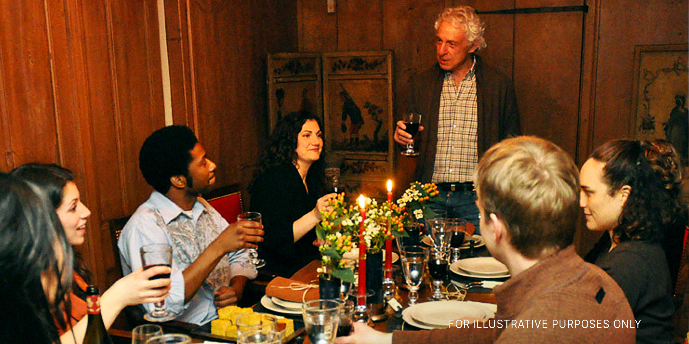 Eine Familie beim Abendessen | Quelle: Shutterstock