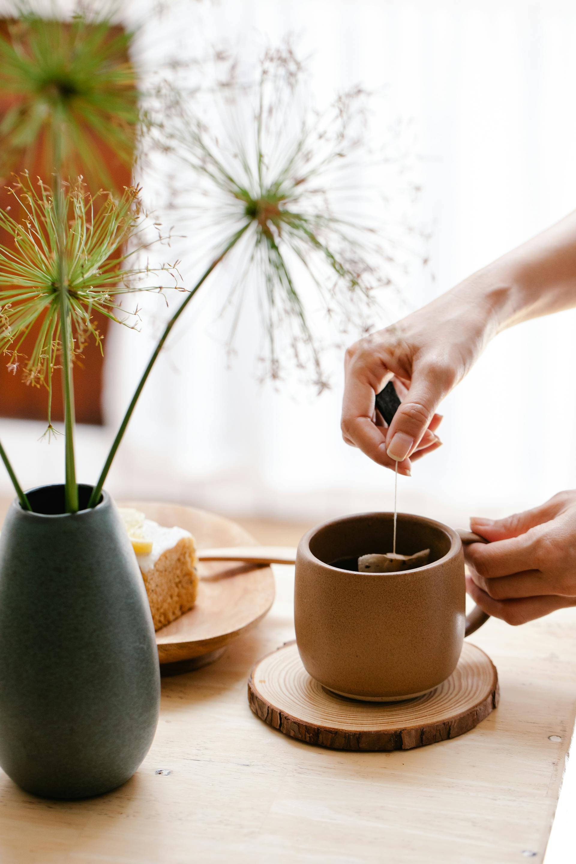 Eine Person beim Teekochen | Quelle: Pexels